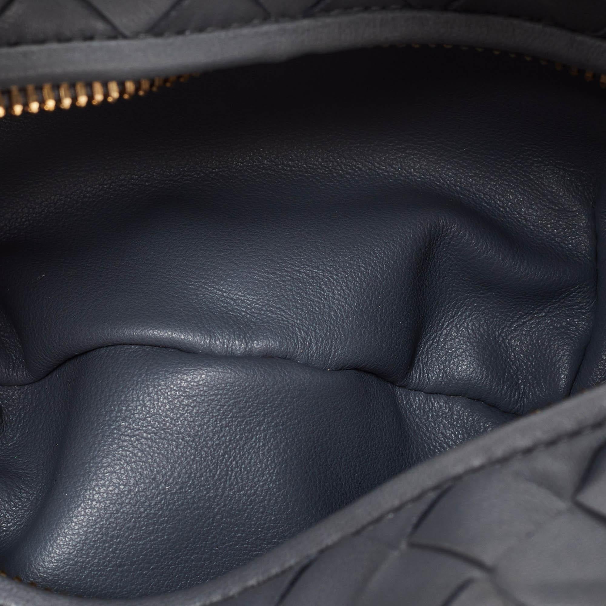 Bottega Veneta Hobo Mini Jodie en cuir Intrecciato gris en vente 2