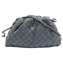 Graue Intrecciato Mini-The Pouch-Tasche aus Leder von Bottega Veneta