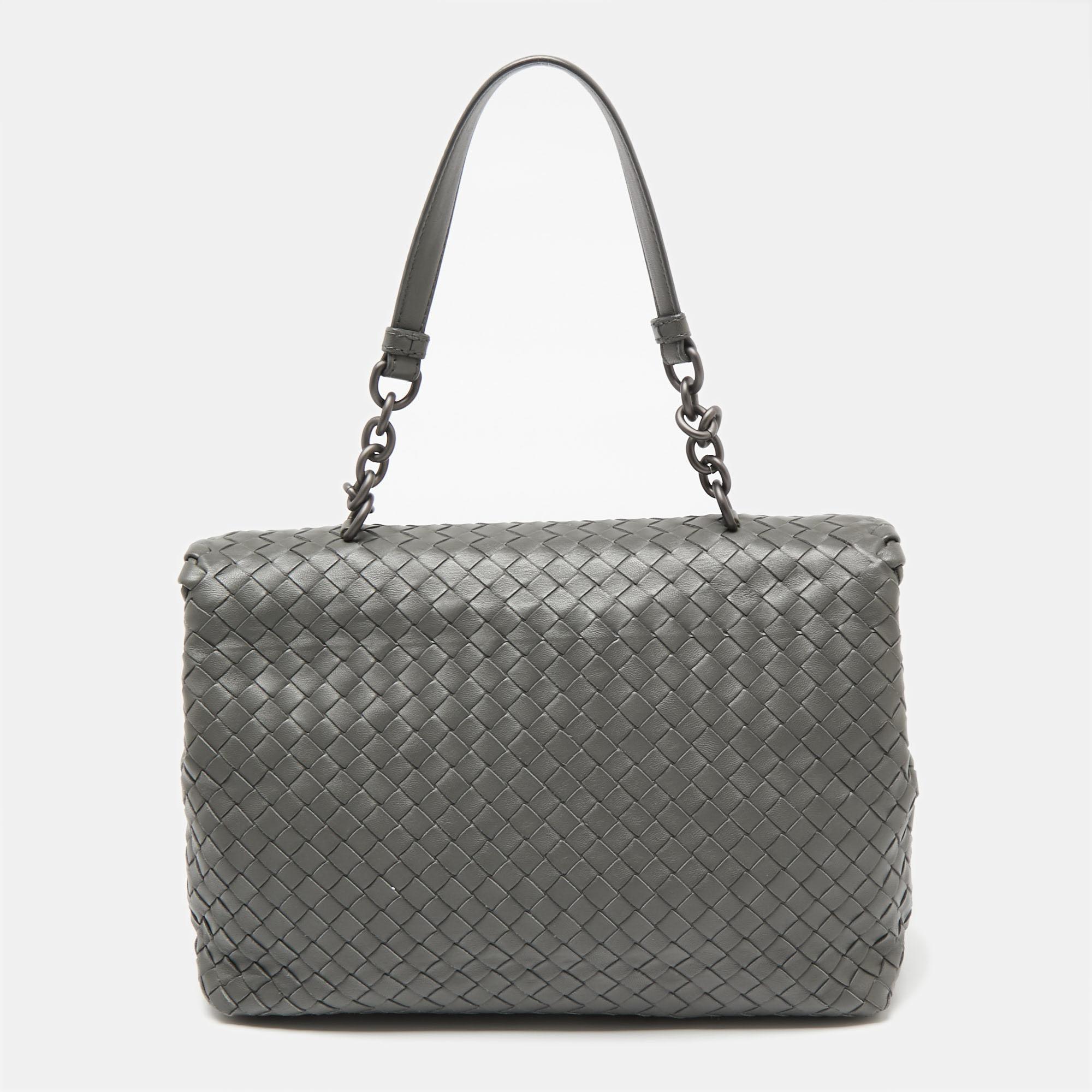 Bottega Veneta's Olimpia shoulder bag presents a luxurious appeal in every detail it carries. Crafted from Intrecciato leather, the shoulder bag has a flap design to secure the well-sized suede interior. It is held by a chain-link featuring two