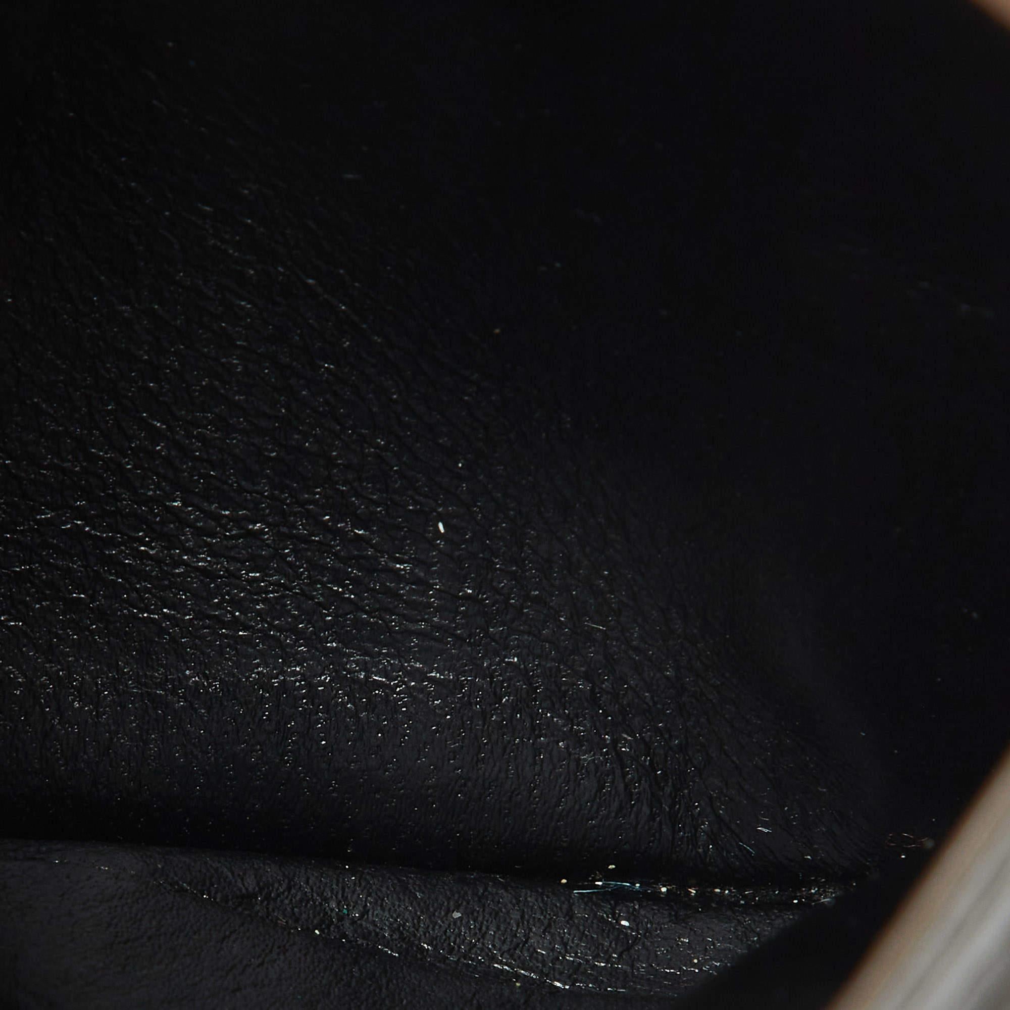 The Intrecciato weave on this Bottega Veneta card holder adds to the overall appearance. Crafted from leather it features front slots a back zipper pocket and a compartmentalized interior.