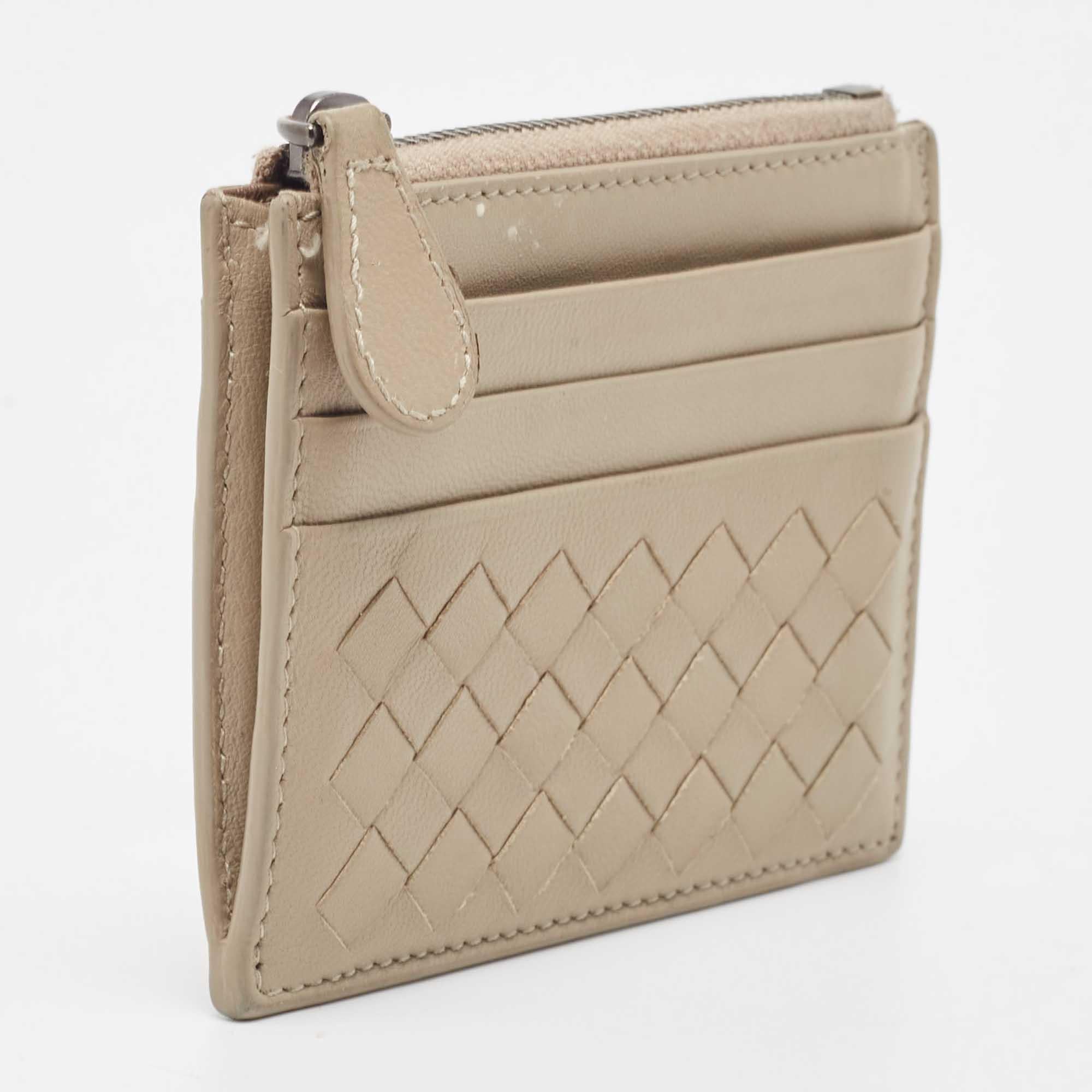 Crafted out of quality leather in their signature Intrecciato pattern, this card-holder by Bottega Veneta comes equipped with multiple slots and a zipped compartment to dutifully hold your cards. It can easily be slipped into your pocket and wallets