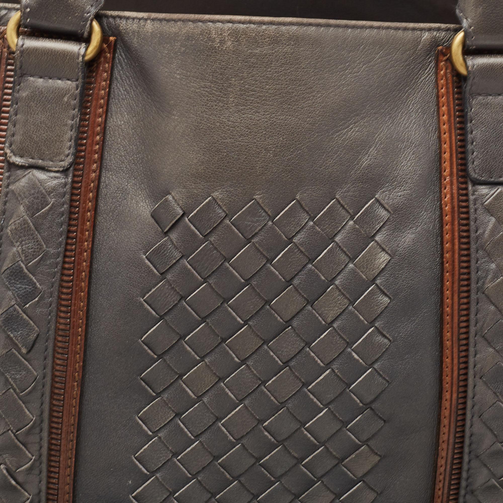 Bottega Veneta Grey Intrecciato Leather Zip Detail Tote For Sale 11
