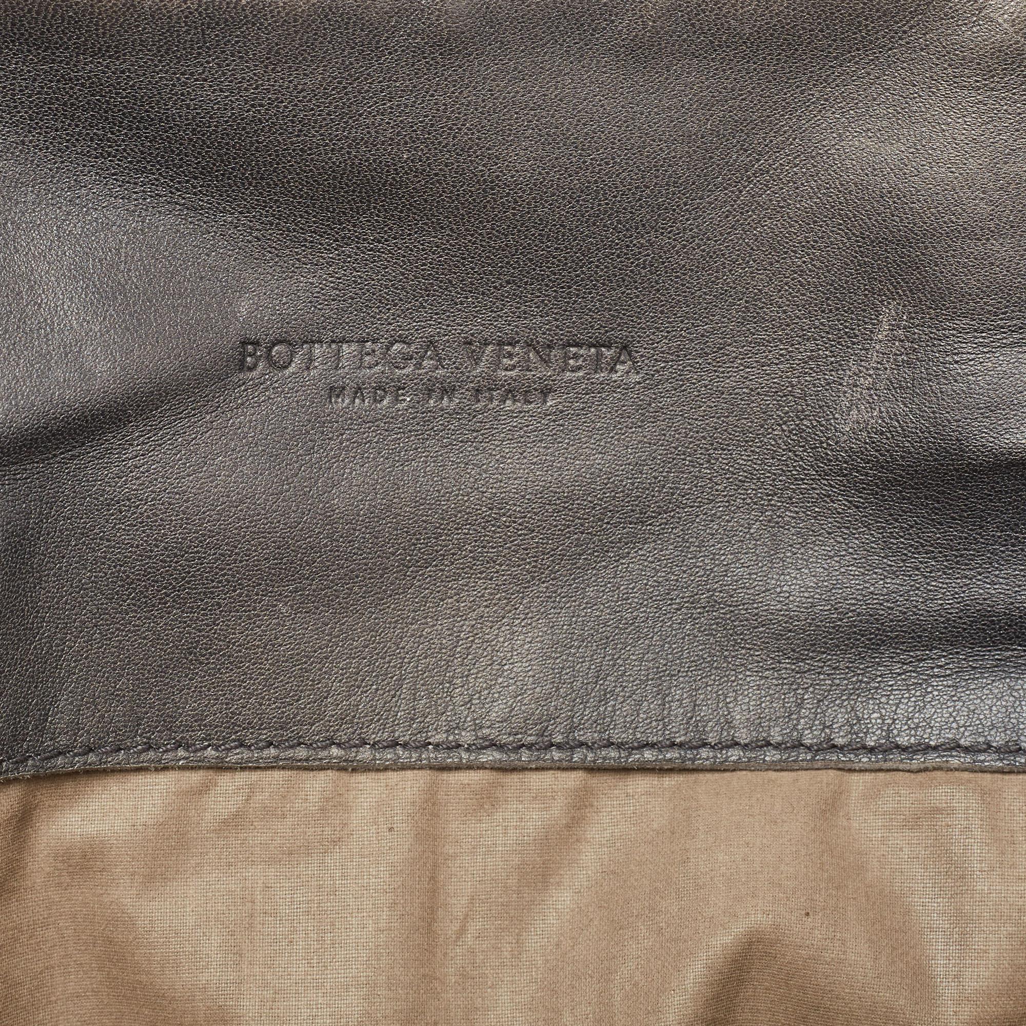 Bottega Veneta Grau Intrecciato Ledertasche mit Reißverschlussdetails in Grau im Angebot 3