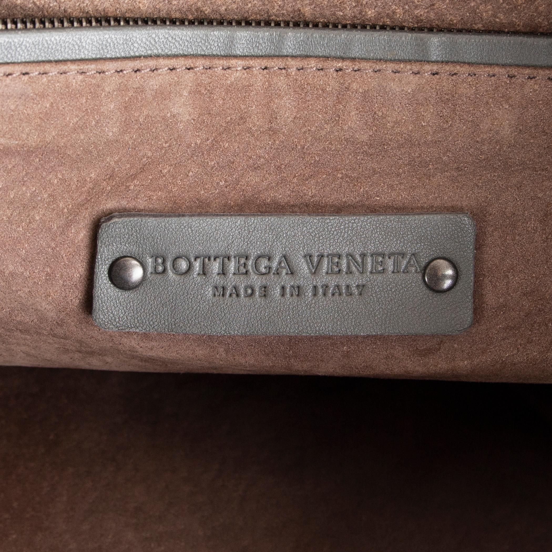 BOTTEGA VENETA grey INTRECCIATO VENETA LARGE Hobo Shoulder Bag In Excellent Condition In Zürich, CH