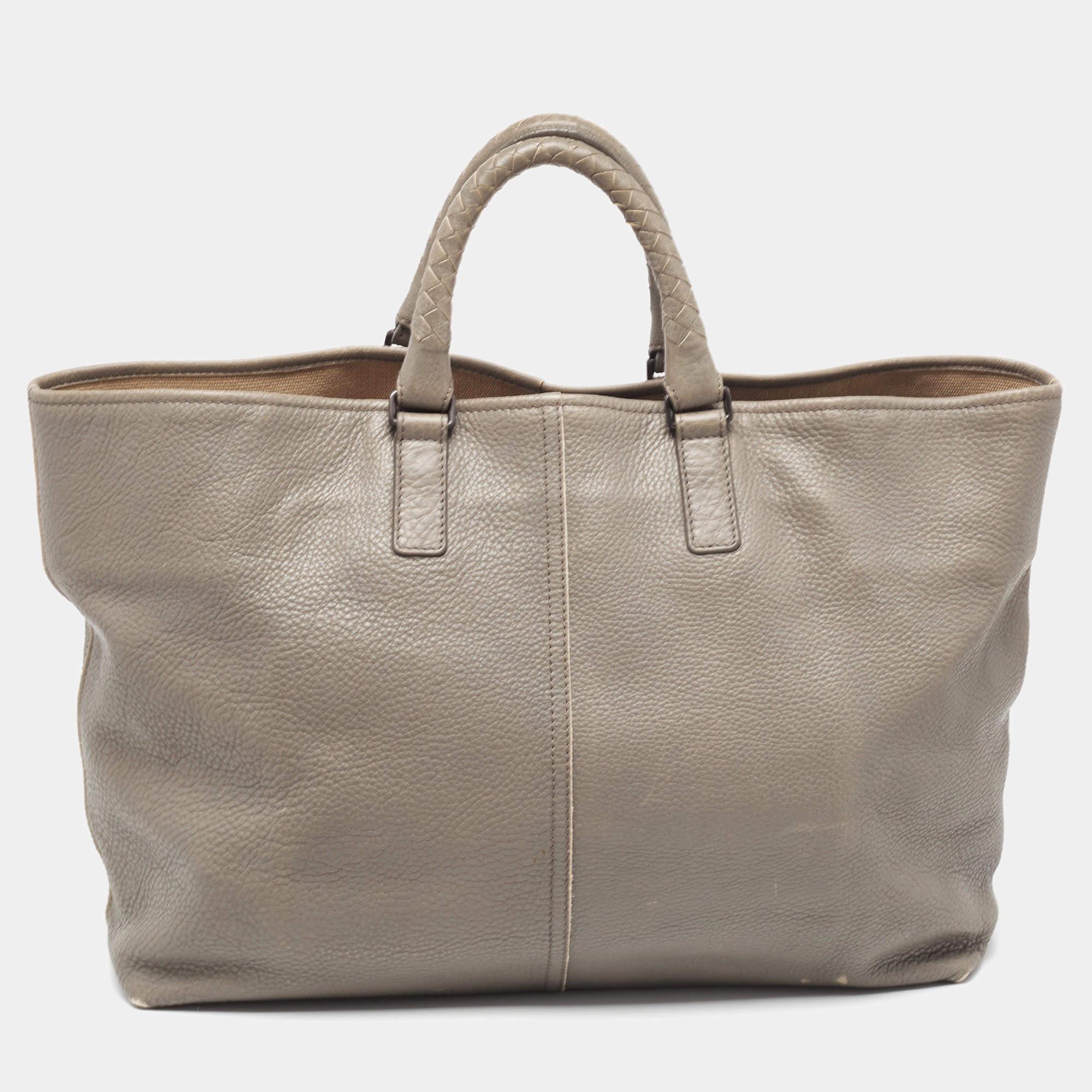 Ce sac Intrecciato de Bottega Veneta pour femme se caractérise par des détails bien pensés, une qualité supérieure et une commodité au quotidien. Le sac est cousu avec talent pour offrir un look raffiné et une finition impeccable.

