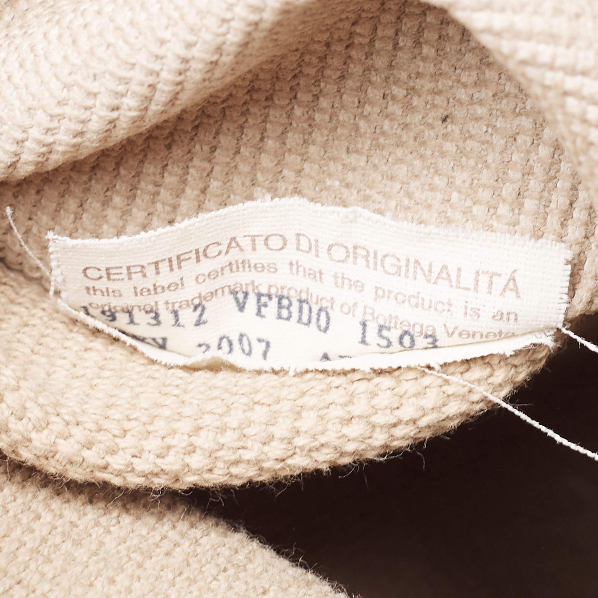 Bottega Veneta Graue Intrecciato-Tasche aus Leder mit Griff aus Leder im Angebot 2