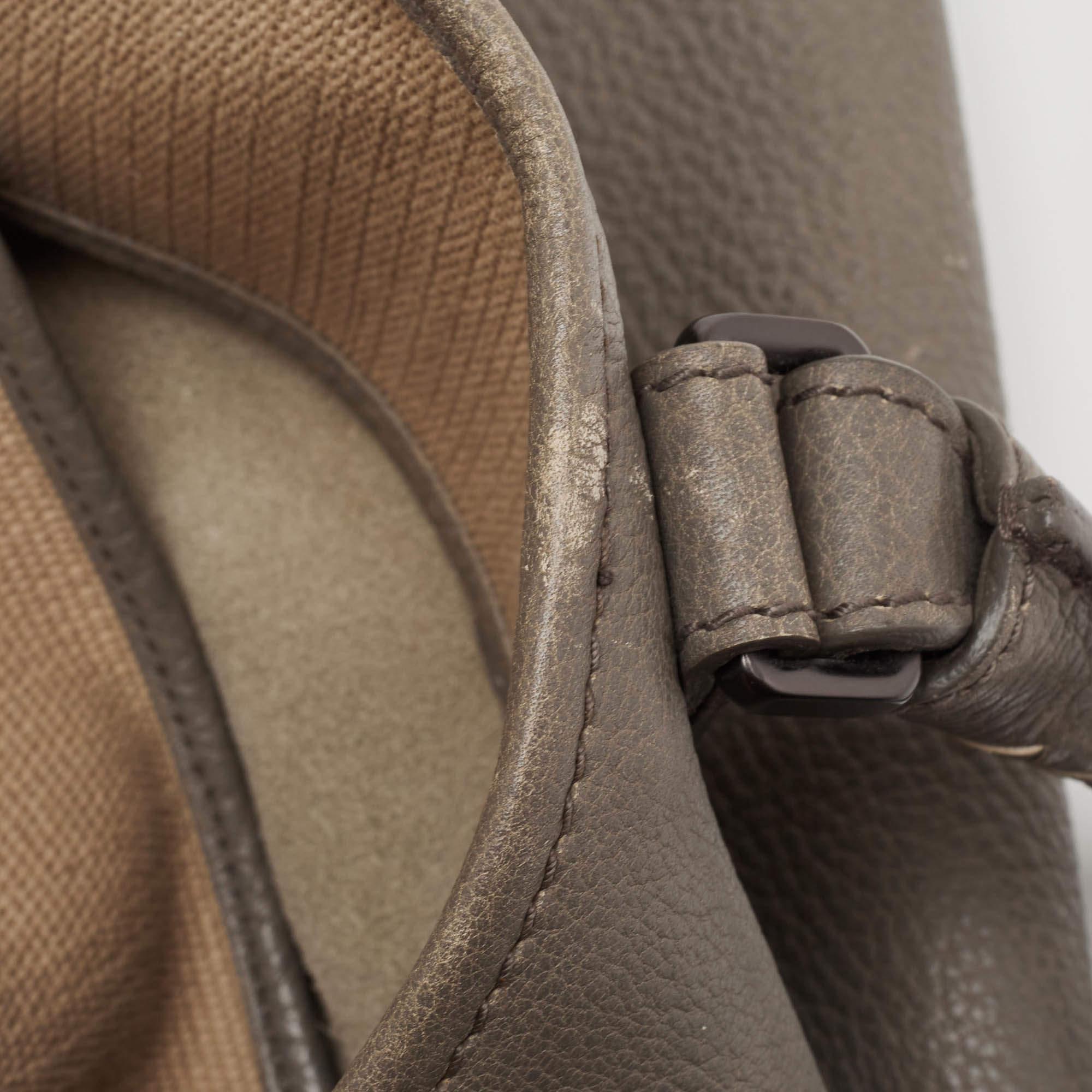 Bottega Veneta Graue Intrecciato-Tasche aus Leder mit Griff aus Leder im Angebot 3