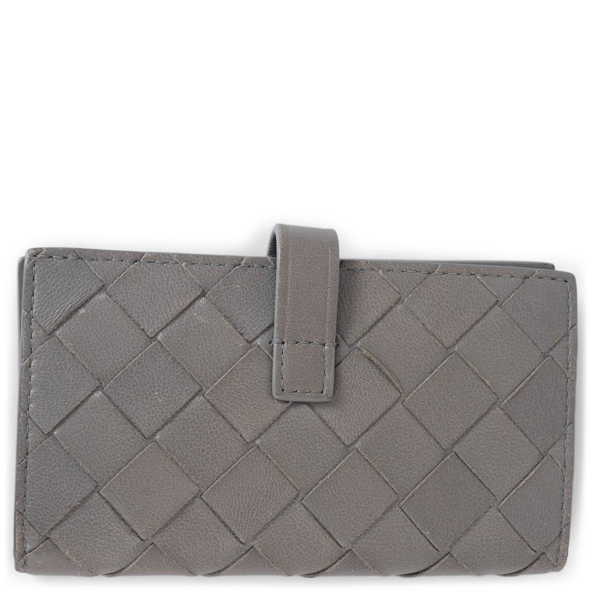 100% authentic Bottega Veneta Intrecciato key and card wallet in grey Nappa leather featuring gold-tone hardware. Has been carried and shows faint wear to the corners and the Intrecciato. Overall in very good condition. 

Measurements
Width	7cm