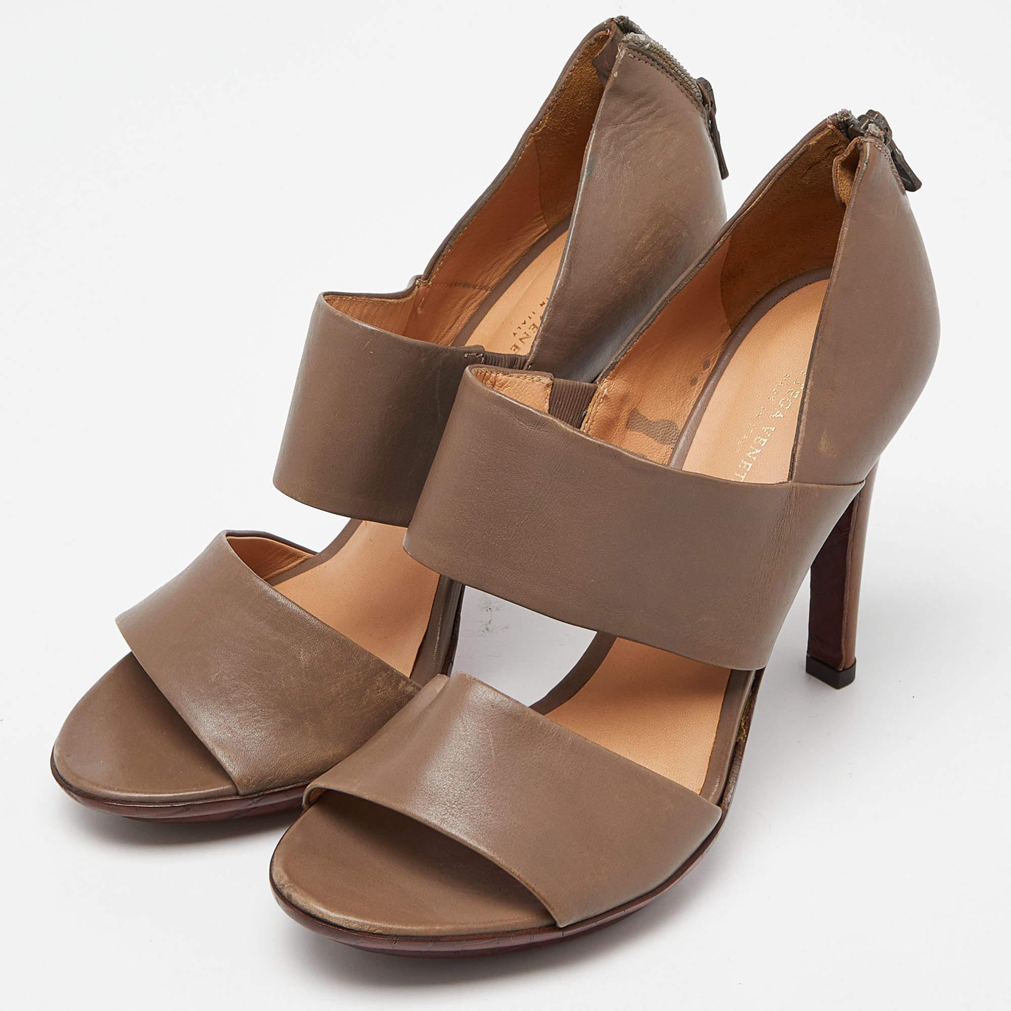 Bottega Veneta vous propose ces fabuleuses sandales qui feront sensation à chaque fois que vous les porterez ! Ces chaussures sont confectionnées en cuir et présentent une silhouette à bout ouvert. Ils arborent des sangles sur les empeignes et des