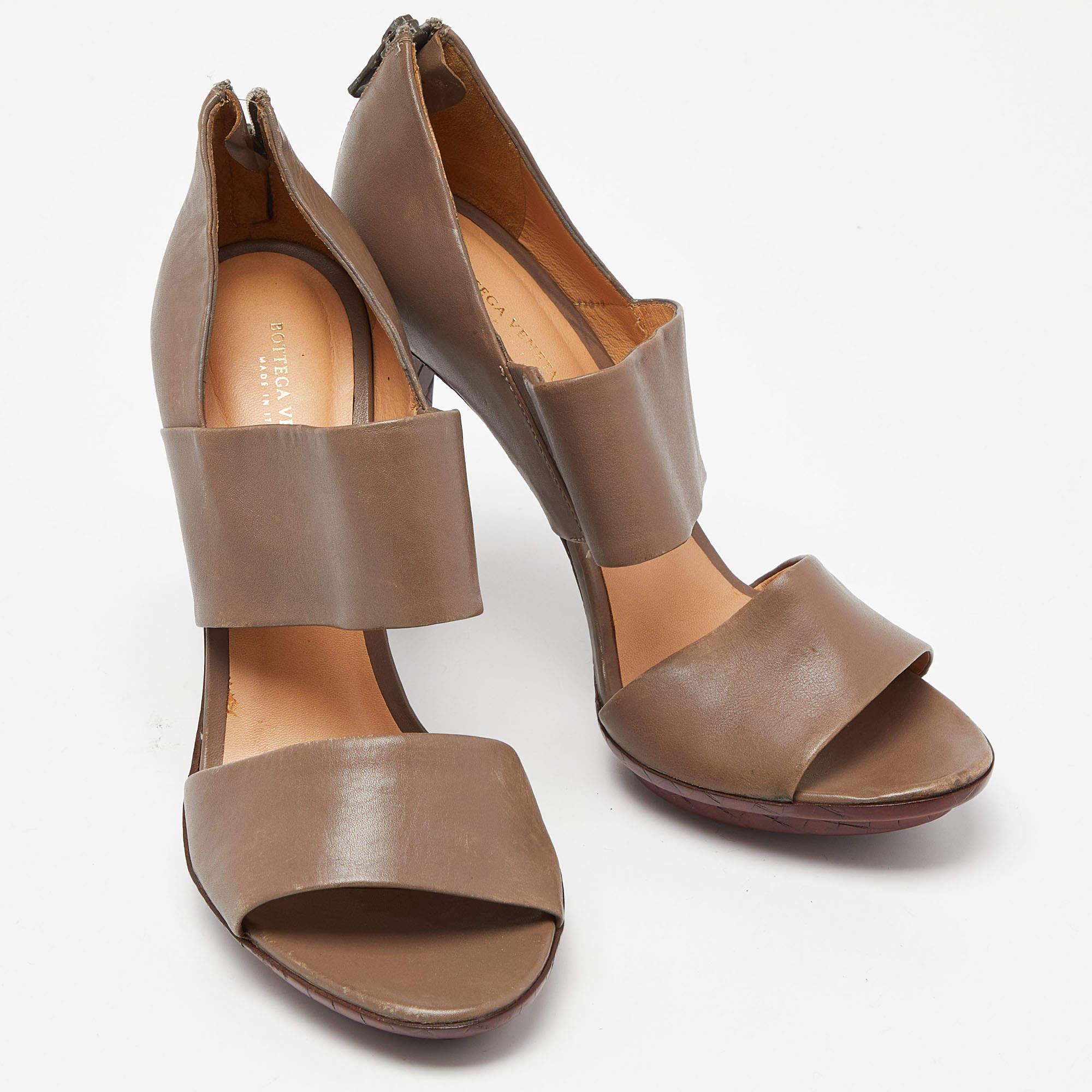 Bottega Veneta - Sandales à brides en cuir gris - Taille 37,5 État moyen - En vente à Dubai, Al Qouz 2