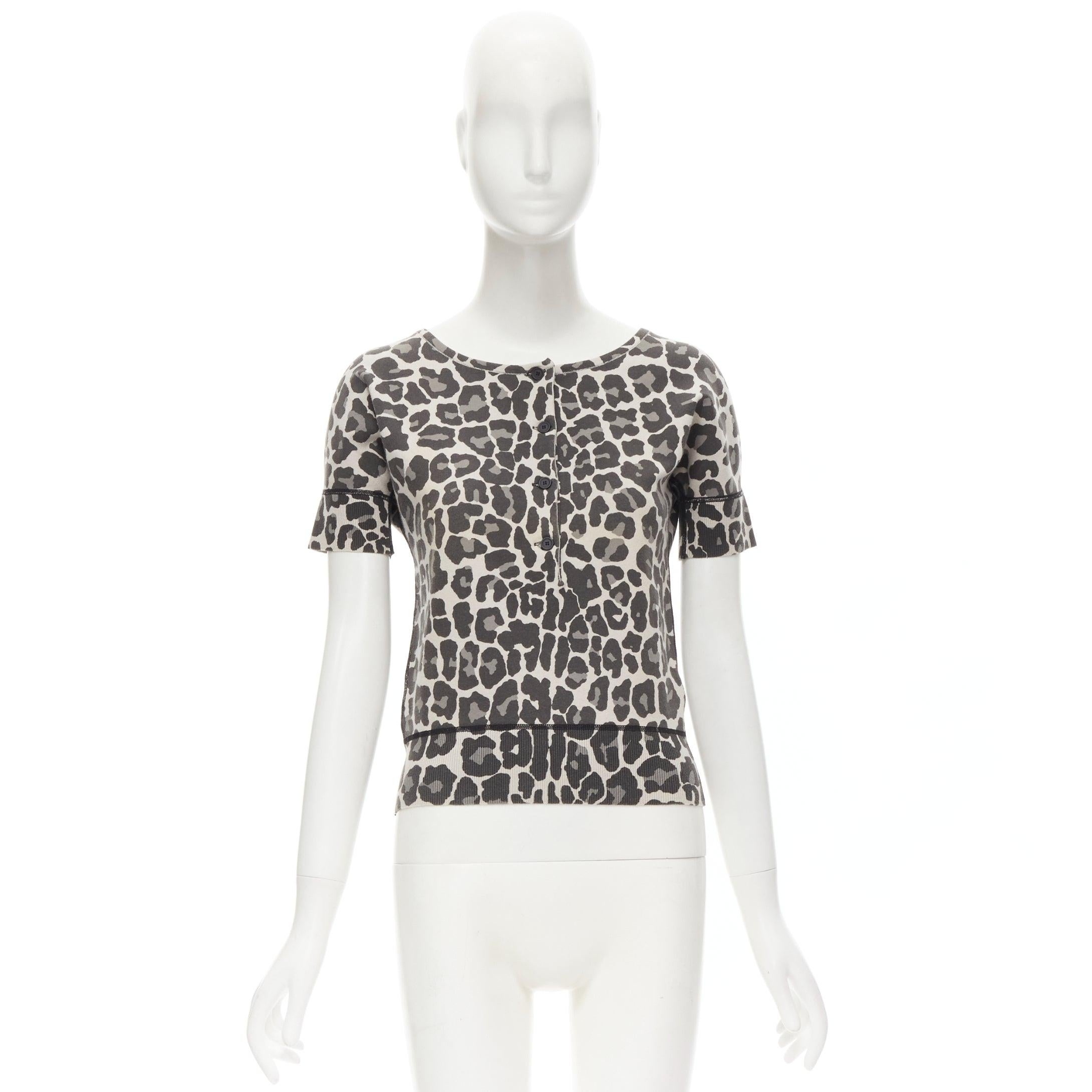 BOTTEGA VENETA Graues Oberteil aus Baumwollmischung mit Leopardenmuster und halber Knopfleiste IT38 XS
Referenz: LNKO/A01955
Marke: Bottega Veneta
MATERIAL: Baumwolle, Gemisch
Farbe: Grau
Muster: Leopard
Verschluss: Knopf
Zusätzliche Details: Halbe
