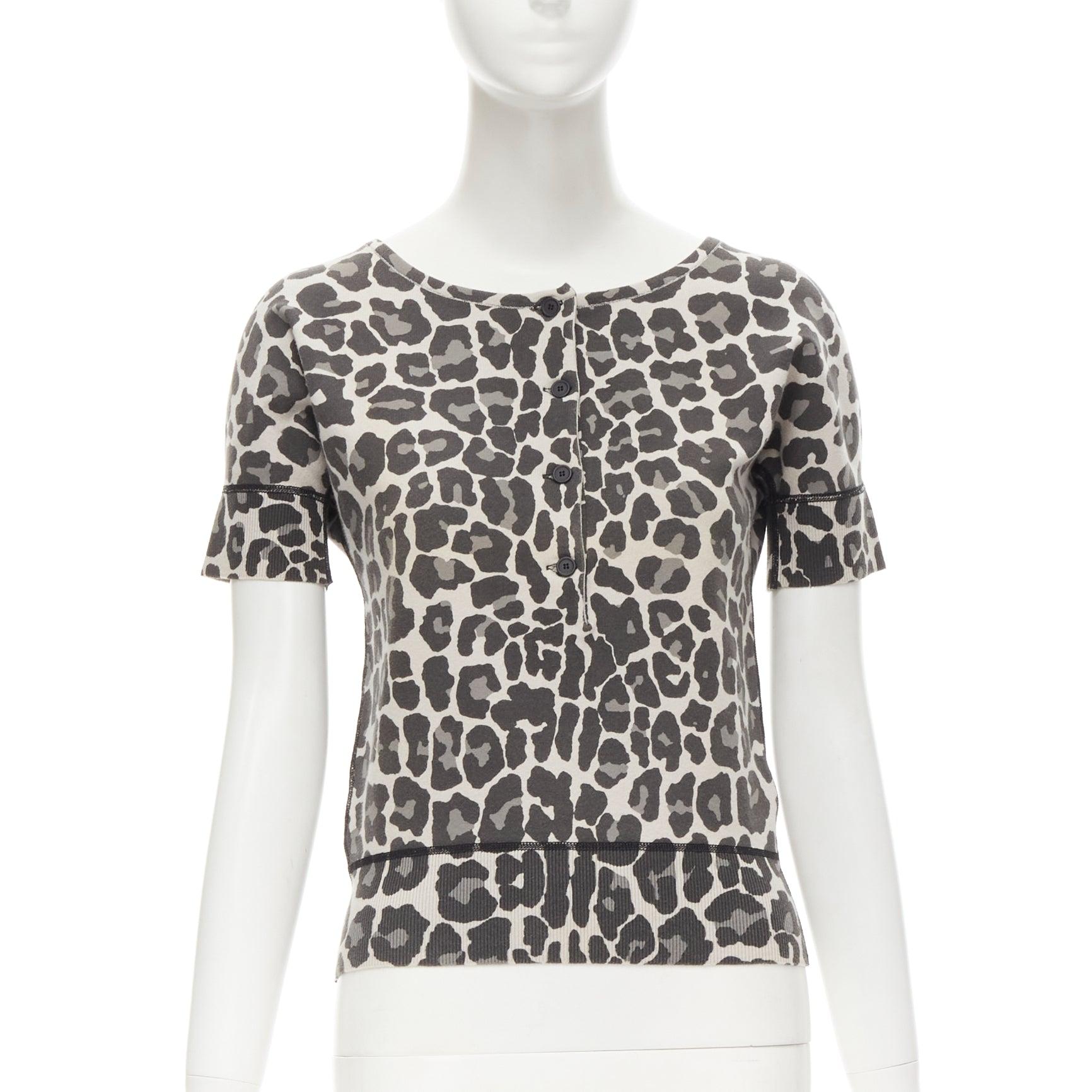 BOTTEGA VENETA Graues Oberteil aus Baumwollmischung mit Leopardenmuster und halber Knopfleiste IT38 XS im Zustand „Hervorragend“ im Angebot in Hong Kong, NT