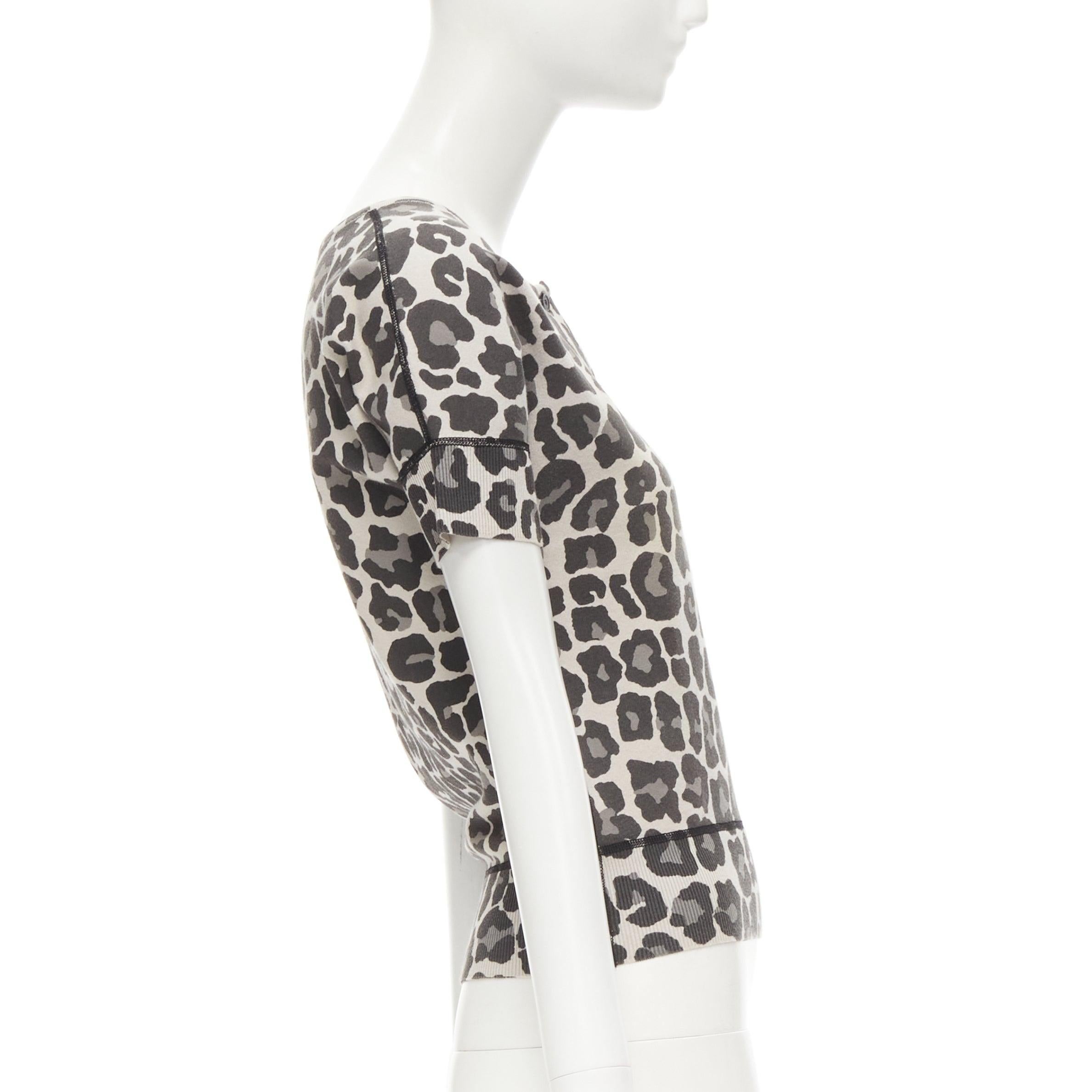 BOTTEGA VENETA Graues Oberteil aus Baumwollmischung mit Leopardenmuster und halber Knopfleiste IT38 XS Damen im Angebot