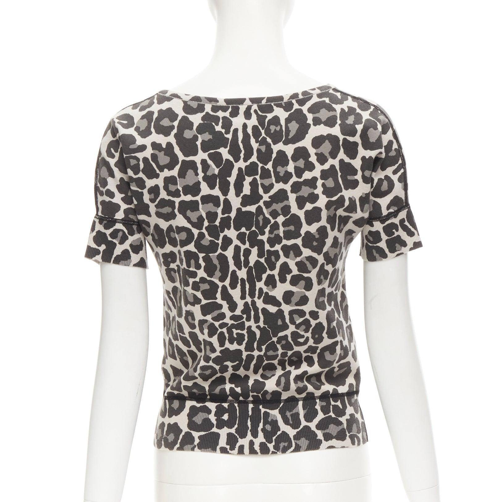 BOTTEGA VENETA Graues Oberteil aus Baumwollmischung mit Leopardenmuster und halber Knopfleiste IT38 XS im Angebot 1