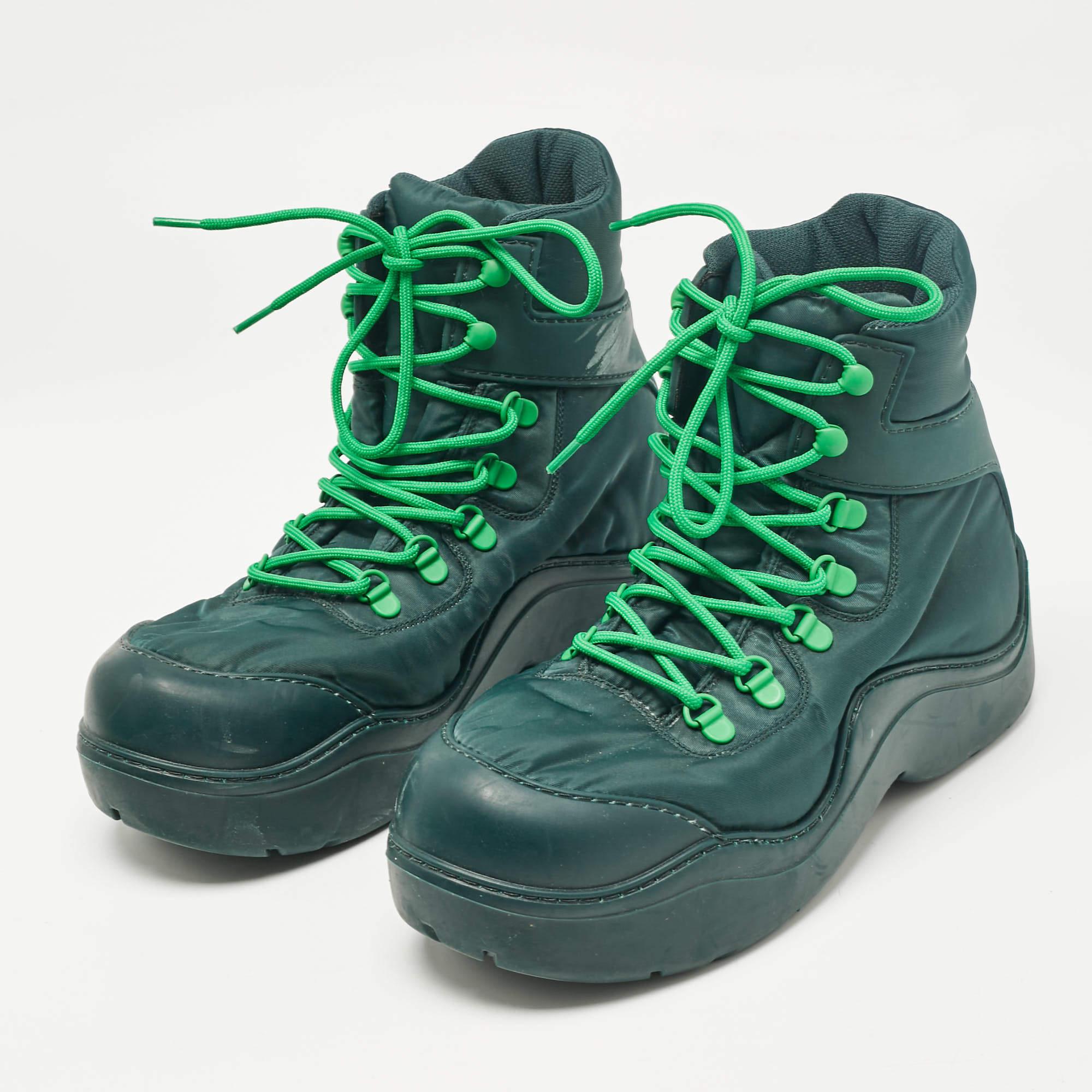 Ajoutez une touche d'originalité à votre tenue avec ces baskets. Fabriquées à partir de matériaux de qualité supérieure, elles présentent des empeignes à lacets et des semelles intérieures relaxantes. La semelle durable de cette paire vous assure