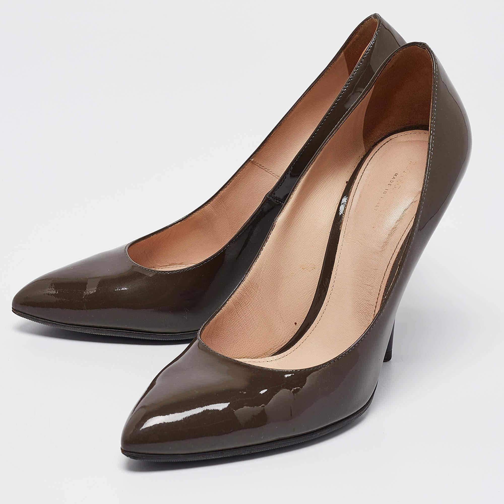 Queste intramontabili décolleté di Bottega Veneta sono destinate a durare stagione dopo stagione. Realizzato in pelle verniciata  sono state progettate con un arco elegante  dita dei piedi a punta  e tacchi di 11,5 cm.