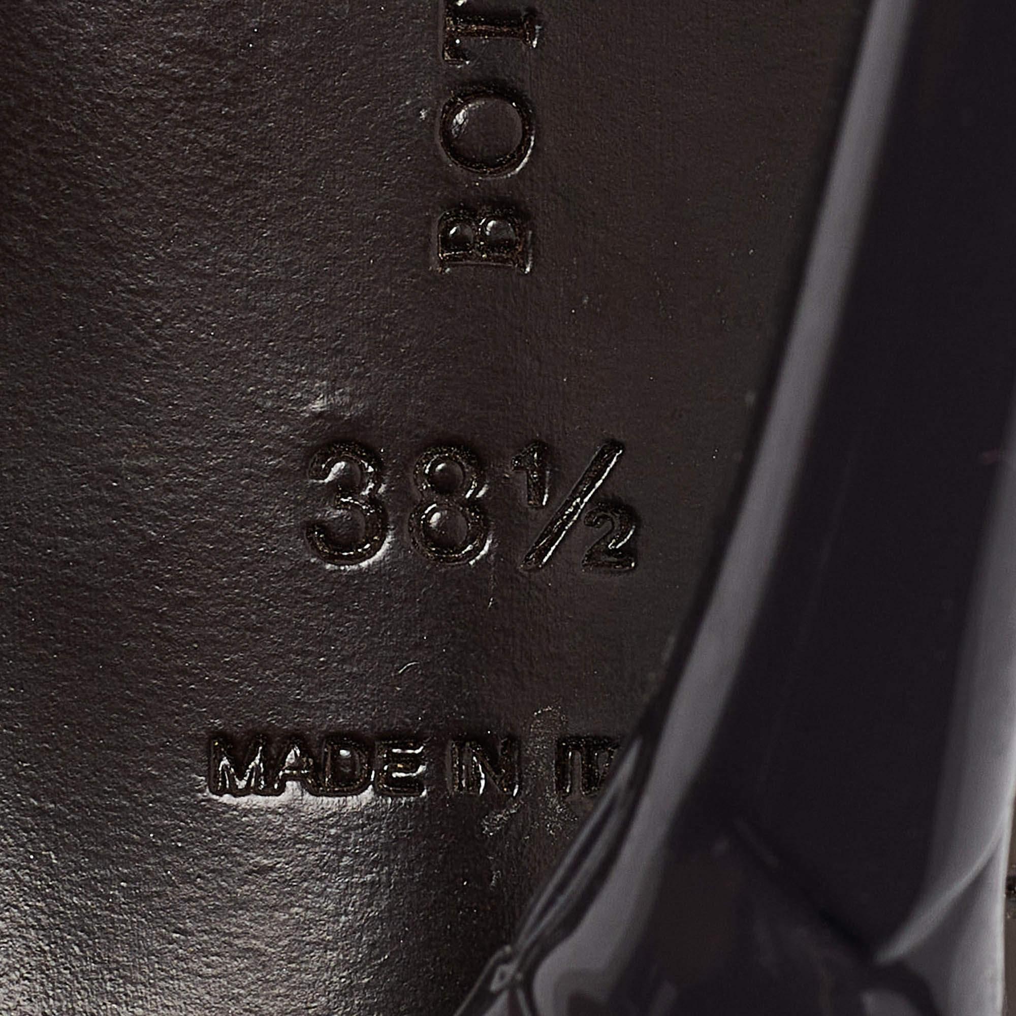 Bottega Veneta Grigio in vernice con punta a punta Taglia 38,5 in vendita 2