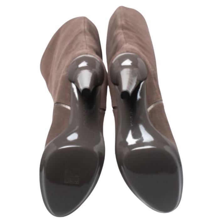 Ces bottes de Bottega Veneta sont un excellent mélange de qualité et de charme. Cette saison, offrez-vous ces bottes en daim et faites passer votre quotient mode à un niveau supérieur. Ils sont dotés de plates-formes basses et de talons de 11 cm.