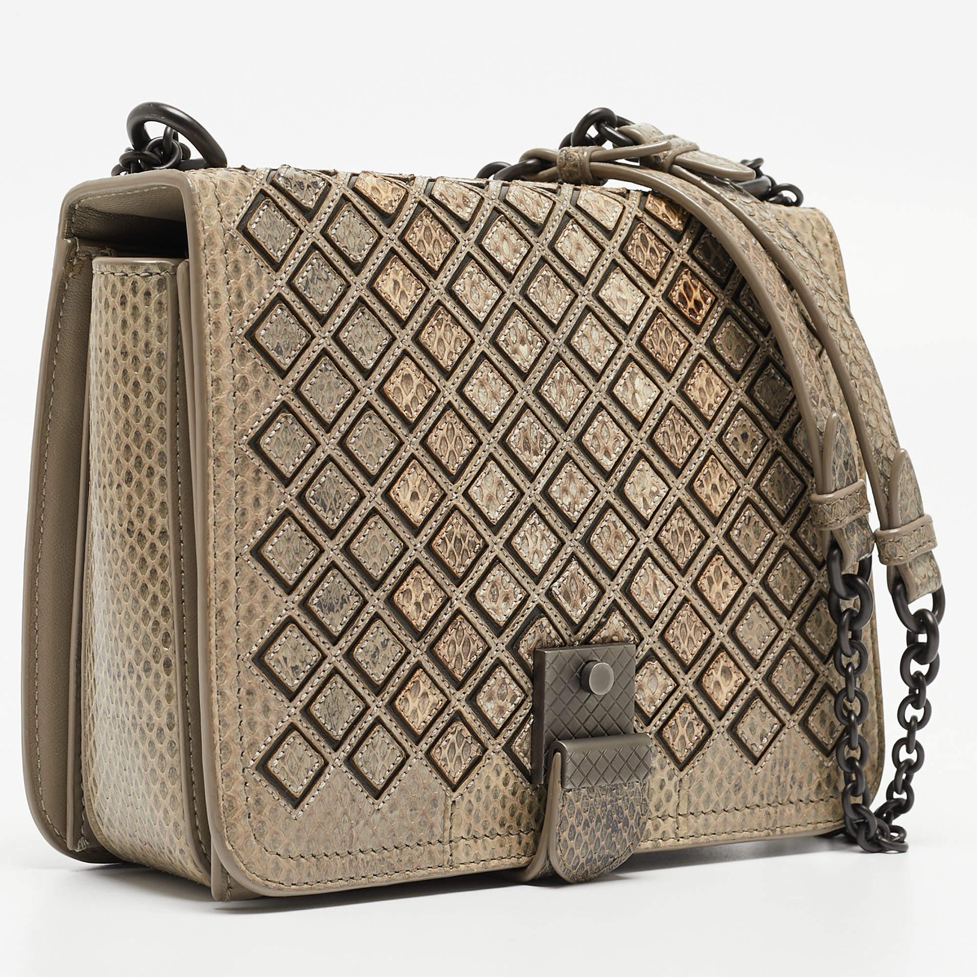 The fashion house’s tradition of excellence, coupled with modern design sensibilities, works to make this Bottega Veneta bag one of a kind. It's a fabulous accessory for everyday use.

