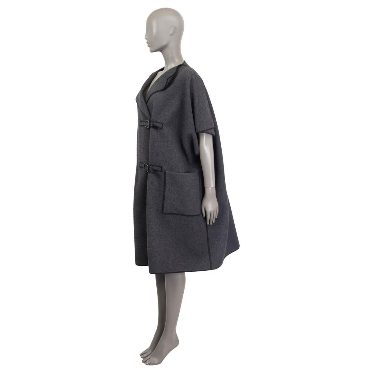 BOTTEGA VENETA graue BUCKLE SHORT SLEEVE CAPE Jacke aus Wolle & Angora 38 XS im Zustand „Hervorragend“ im Angebot in Zürich, CH
