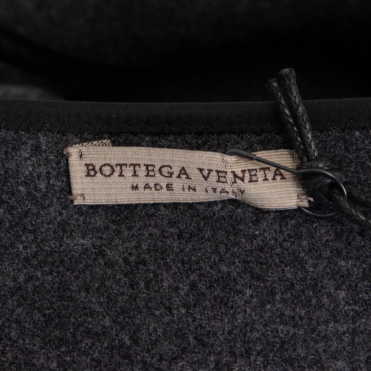 BOTTEGA VENETA grey wool & angora BUCKLE SHORT SLEEVE CAPE Jacket 38 XS In Excellent Condition For Sale In Zürich, CH