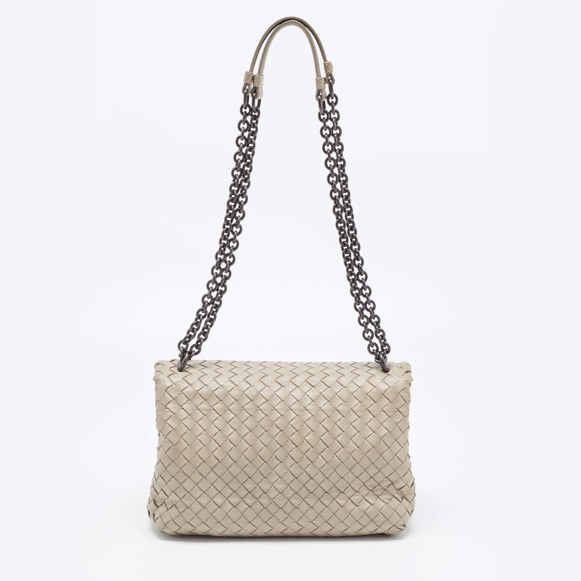 This Bottega Veneta handbag is a must-have item in your collection. Crafted in quality leather, this signature woven bag makes a stunning addition to any modern-day edit. The suede lining on the inside of the bag is well-fitted. Simple and classy,