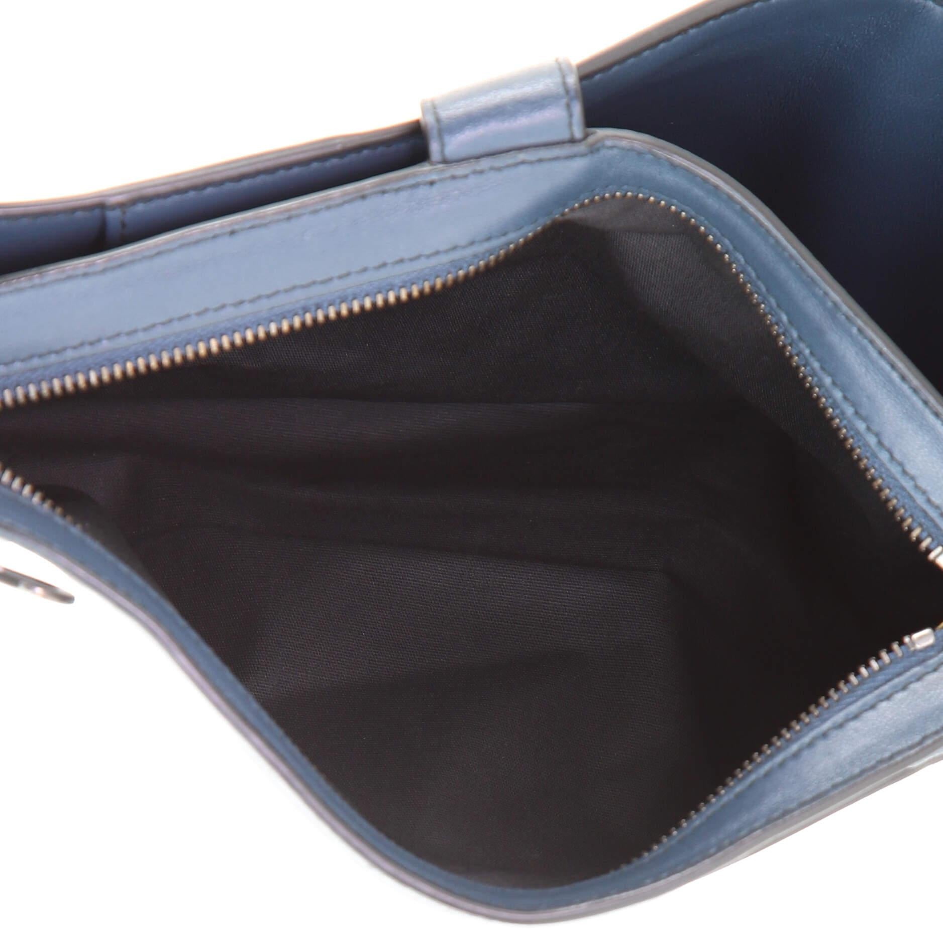 Kleine Clutch mit Henkel von Bottega Veneta, bestickt Intrecciato Nappa für Damen oder Herren