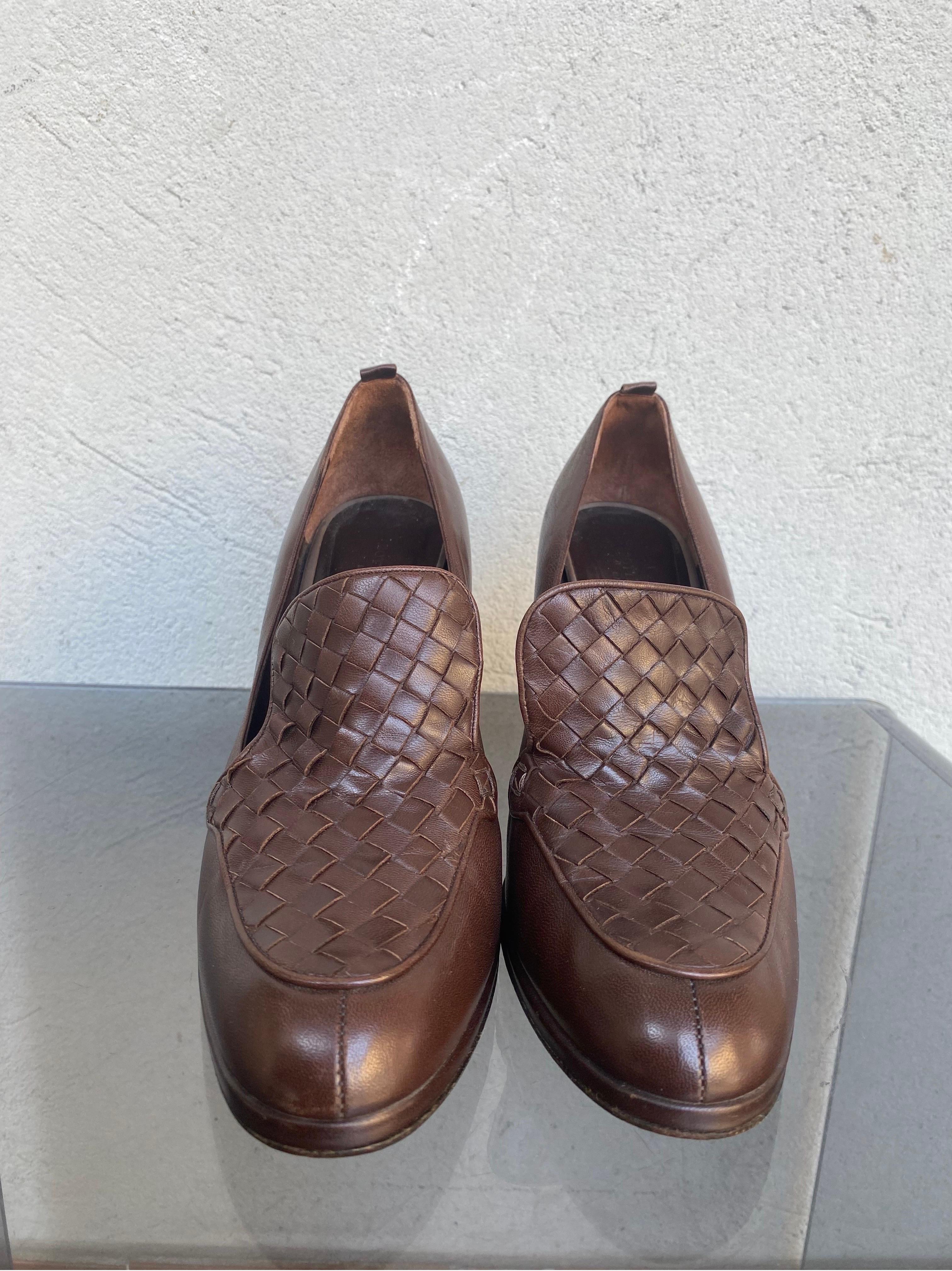 Bottega Veneta heels
In soft brown nappa leather.
Woven moccasin model.
Heel 9 cm.
Number 41
Inner sole 28 cm.
In good general condition, shows signs of normal use.