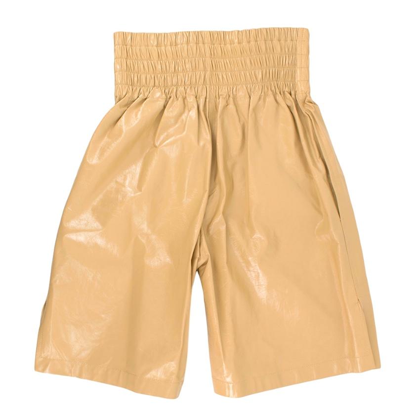 Bottega Veneta S/S 2020 Leather High-rise shorts

- Fall just above the knees
- Shirred and elasticated high rise waistband
- Relaxed wide fitting legs
- Refreshing colour
- Shine finish 

Made in Italy

100% Lamb Leather

Professional leather clean