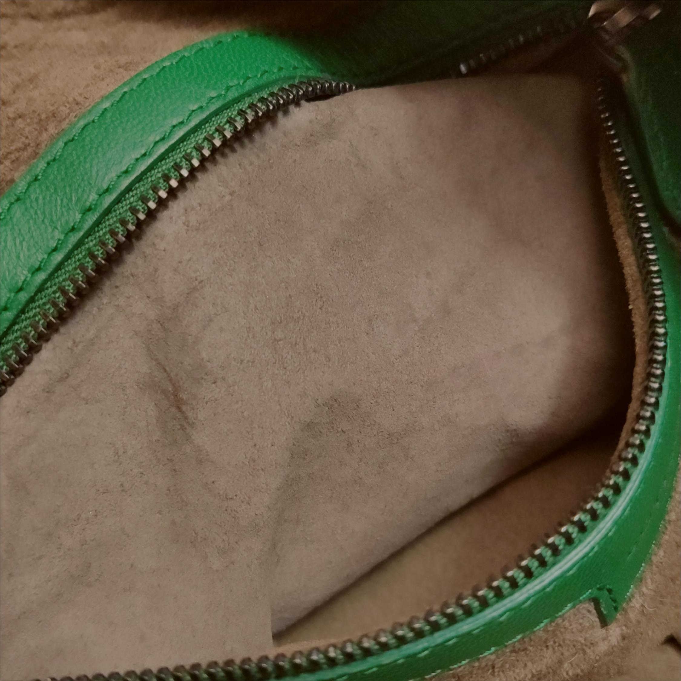 Bottega Veneta Hobo Tasche Lammfell Intrecciato Sittich Grün Mittel Groß 47cm im Angebot 6