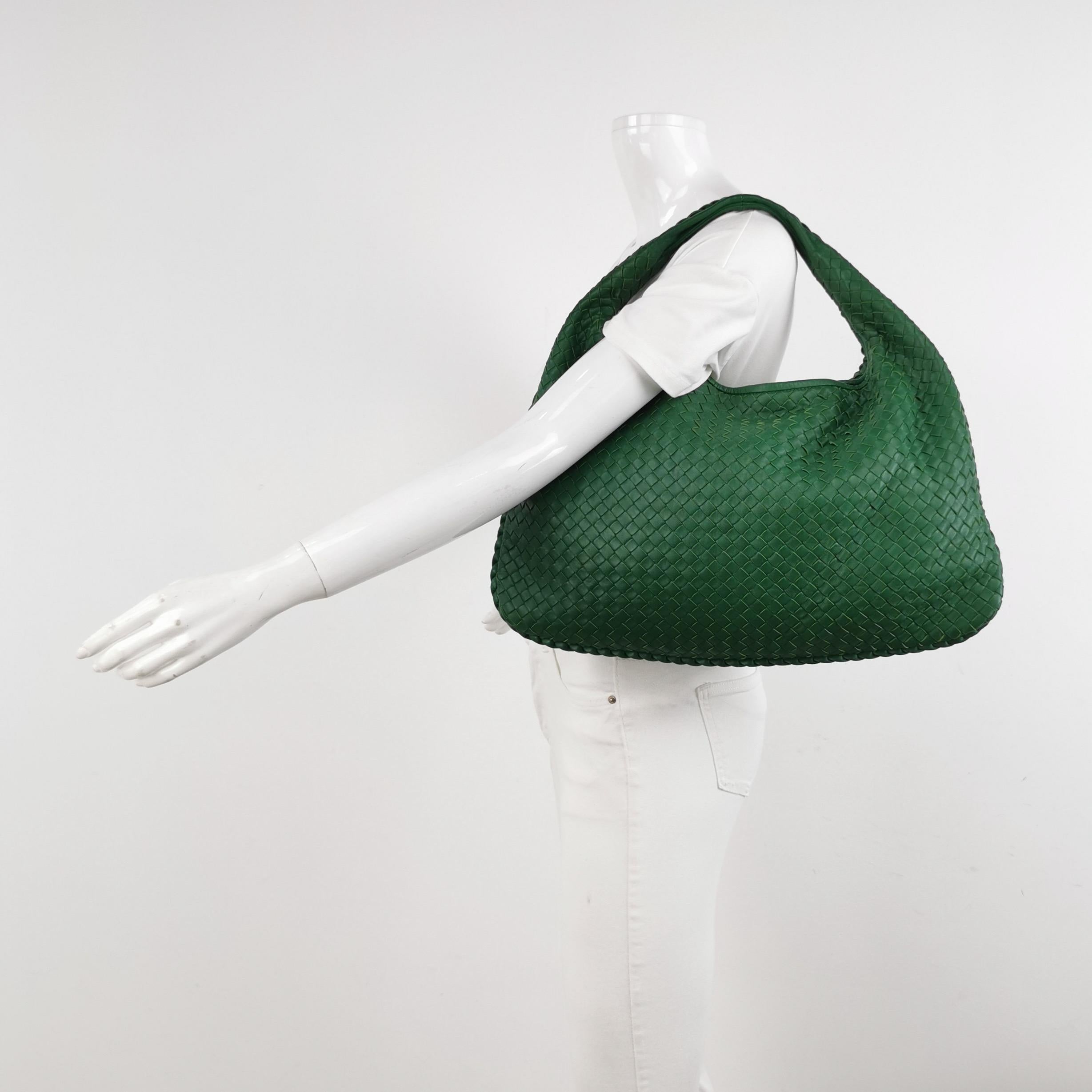 Diese Bottega Veneta Veneta Tasche ist ein außergewöhnliches Stück Luxus, gefertigt aus dem kultigen Lammleder mit dem unverkennbaren Intrecciato-Gewebe. Diese Tasche ist geräumig genug für alles, was Sie brauchen. Sie ist das perfekte Accessoire