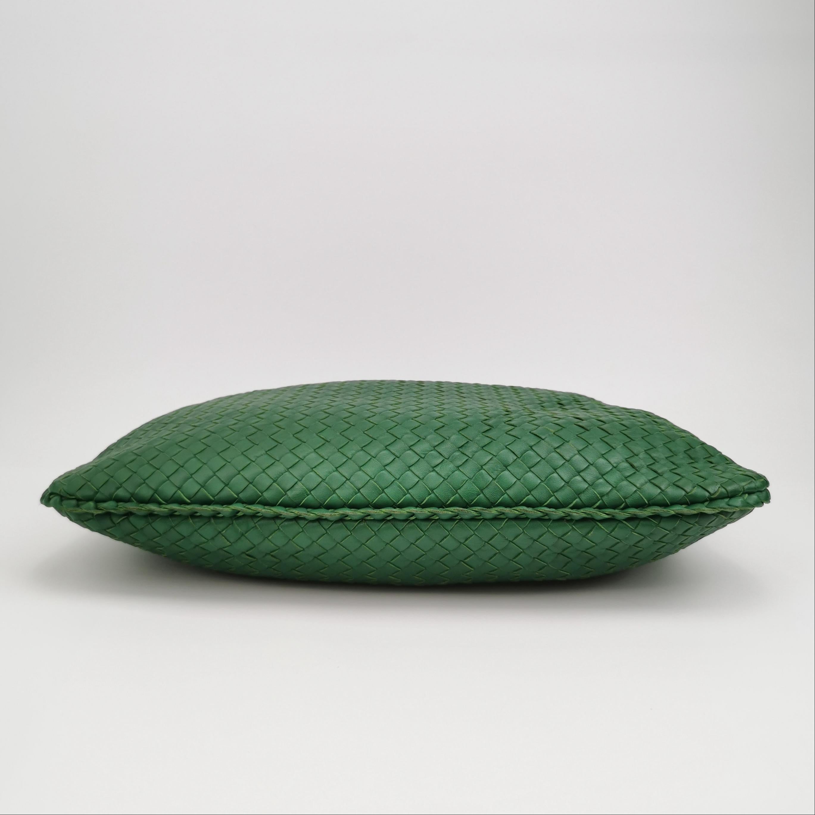 Bottega Veneta Hobo Tasche Lammfell Intrecciato Sittich Grün Mittel Groß 47cm im Angebot 1