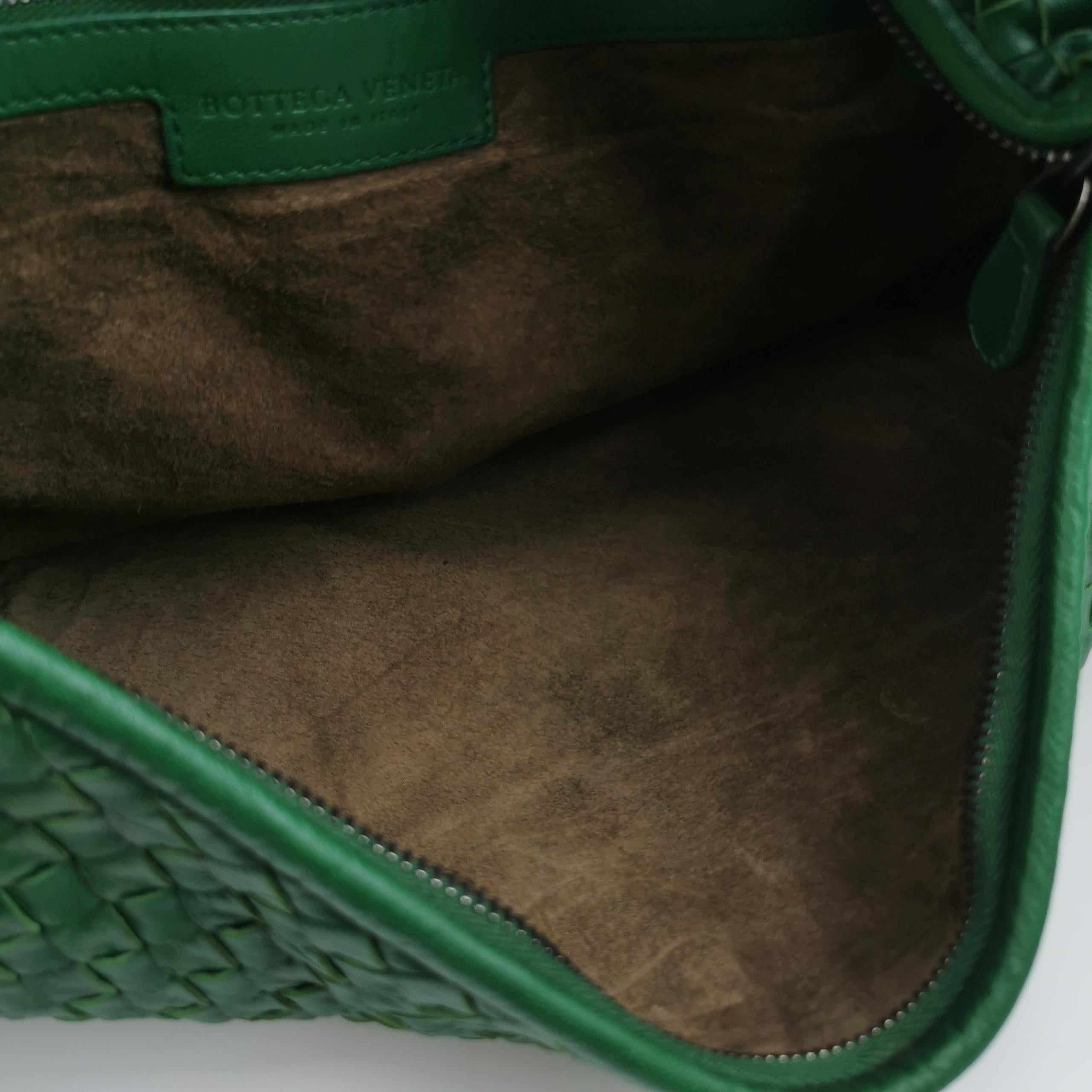 Bottega Veneta Hobo Tasche Lammfell Intrecciato Sittich Grün Mittel Groß 47cm im Angebot 2