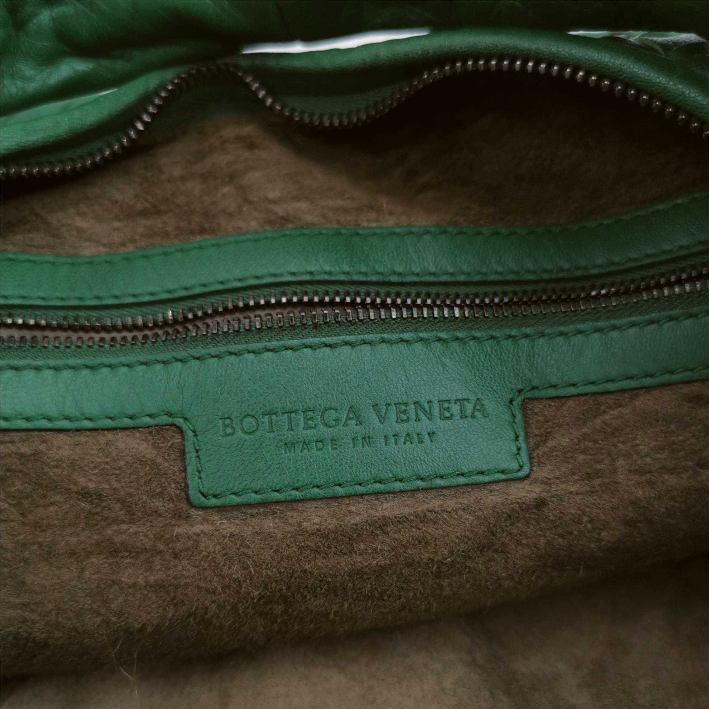 Bottega Veneta Hobo Tasche Lammfell Intrecciato Sittich Grün Mittel Groß 47cm im Angebot 3