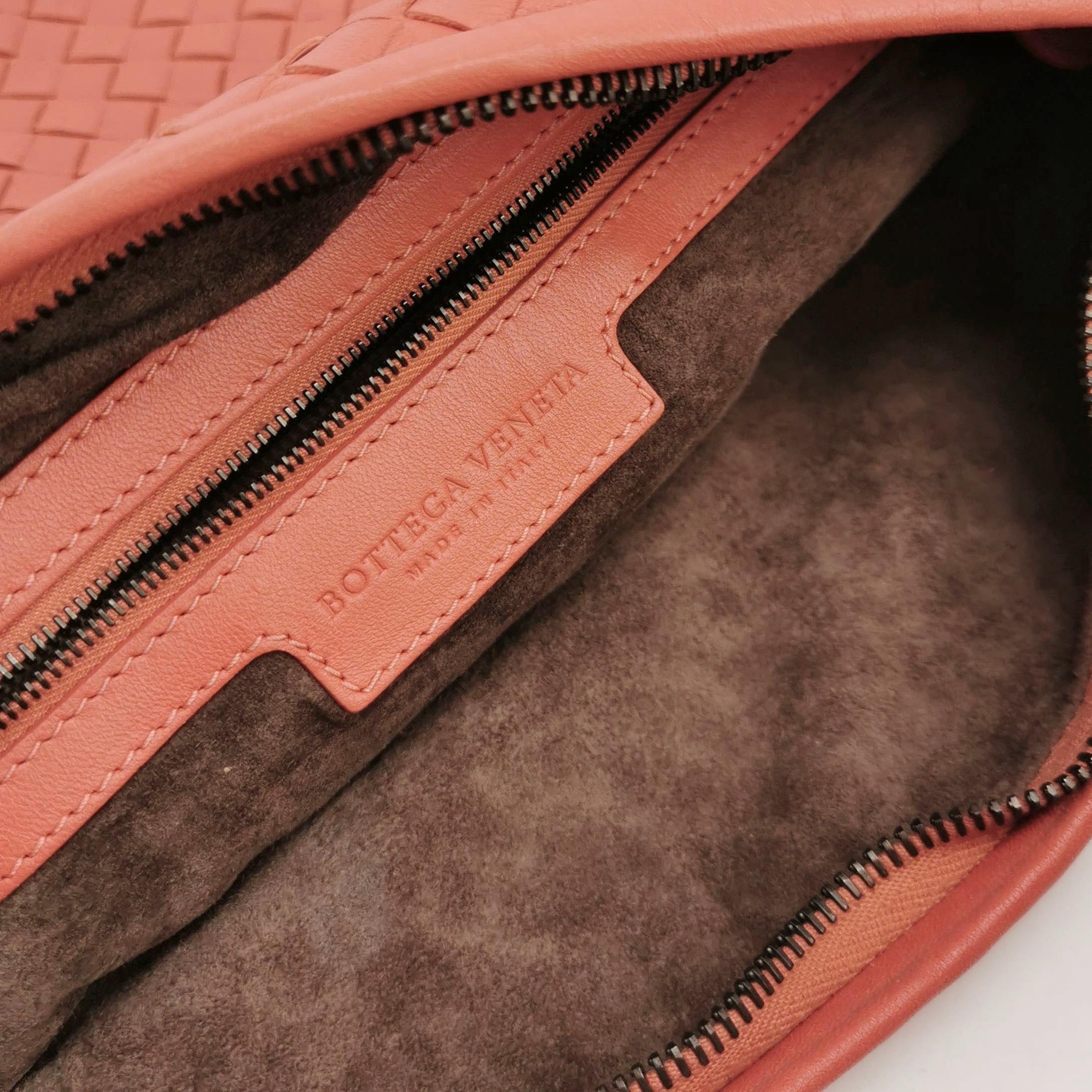 Bottega Veneta Hobo Borsa in pelle di agnello Intrecciato Rosa Corallo Media Grande 47cm in vendita 5