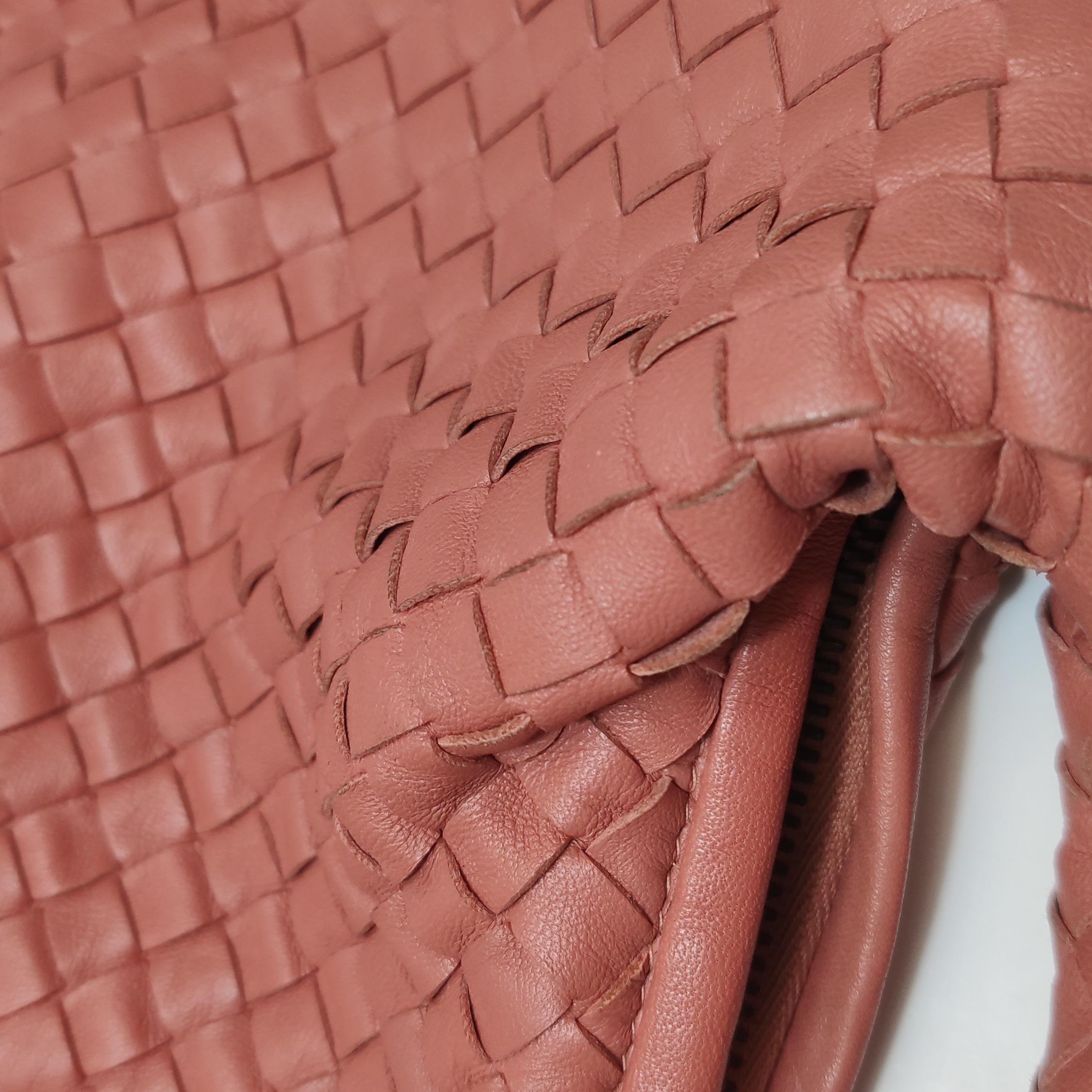 Bottega Veneta Hobo Borsa in pelle di agnello Intrecciato Rosa Corallo Media Grande 47cm in vendita 9