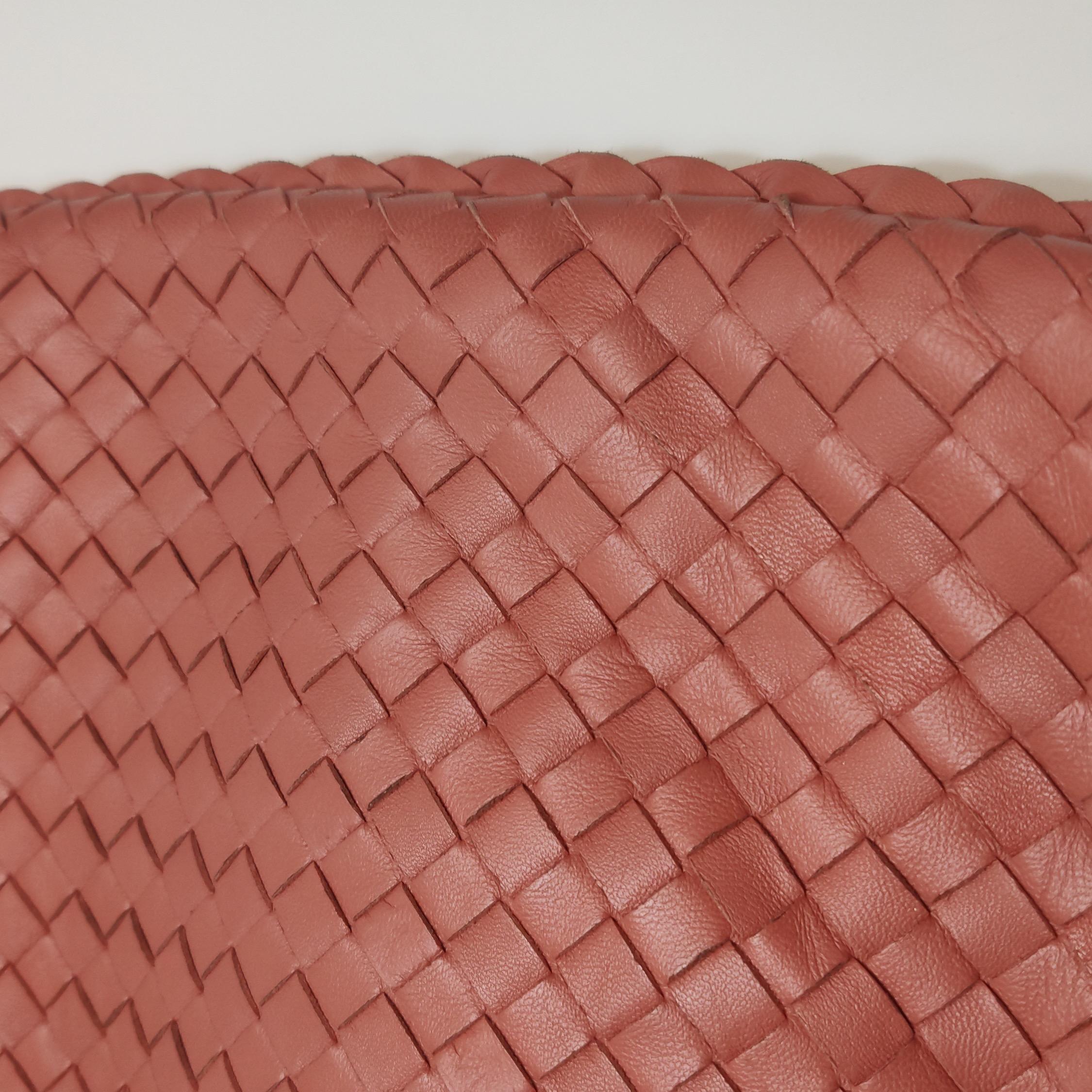 Bottega Veneta Hobo Borsa in pelle di agnello Intrecciato Rosa Corallo Media Grande 47cm in vendita 10