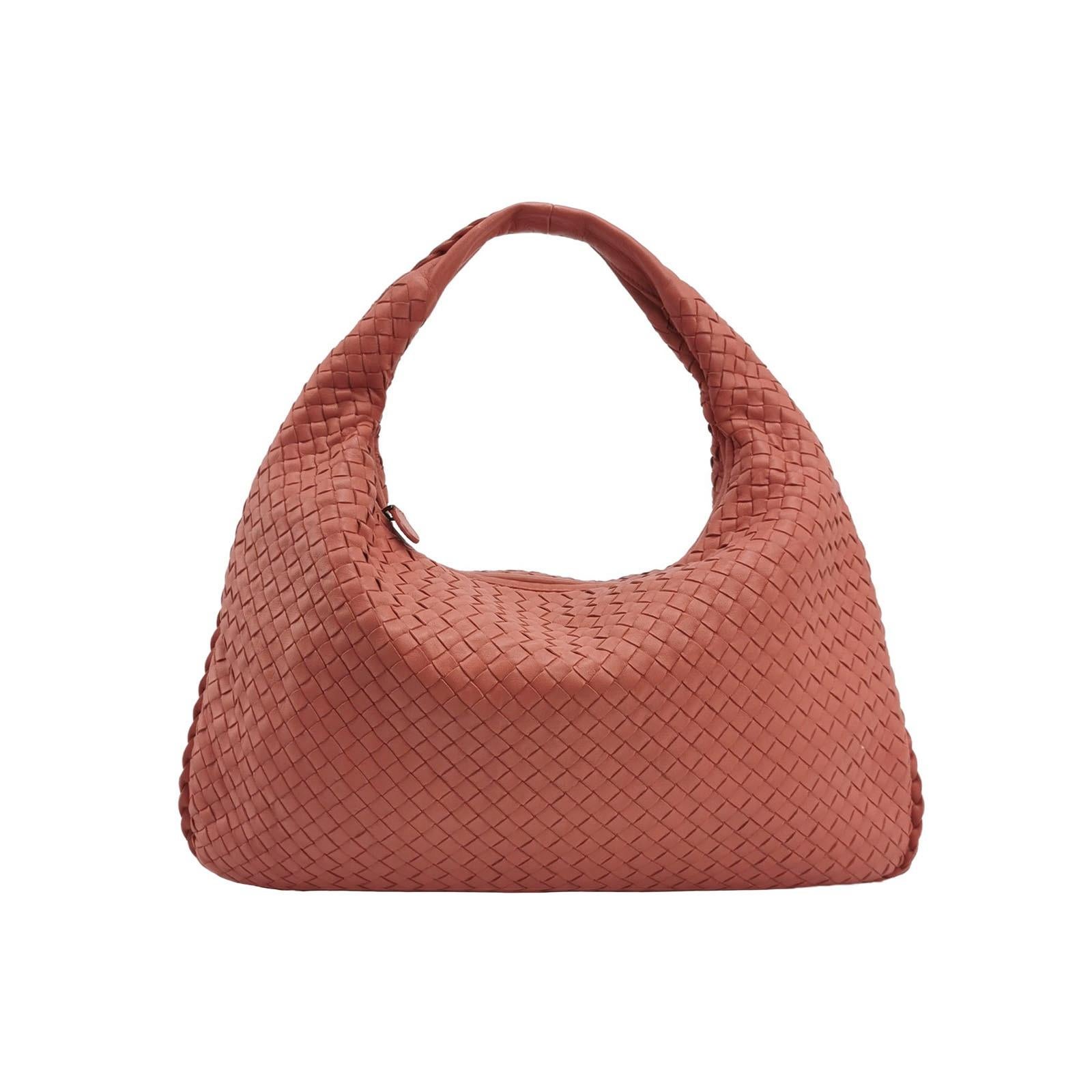 Questa borsa Bottega Veneta è un pezzo di lusso eccezionale, realizzato con l'iconica pelle di agnello con l'inconfondibile trama Intrecciato. Questa borsa è abbastanza capiente da contenere tutti i tuoi oggetti essenziali ed è l'accessorio perfetto
