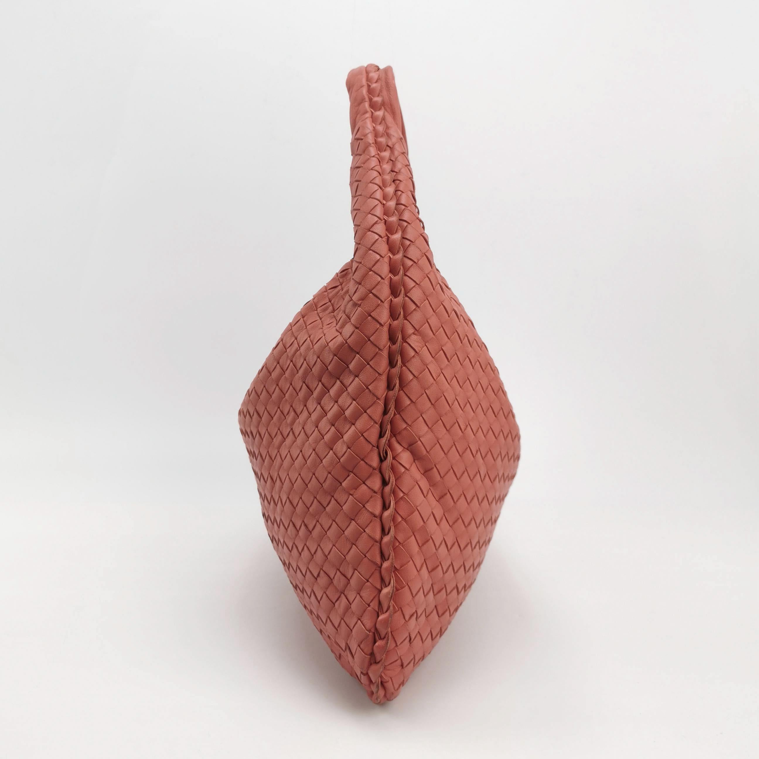 Donna Bottega Veneta Hobo Borsa in pelle di agnello Intrecciato Rosa Corallo Media Grande 47cm in vendita