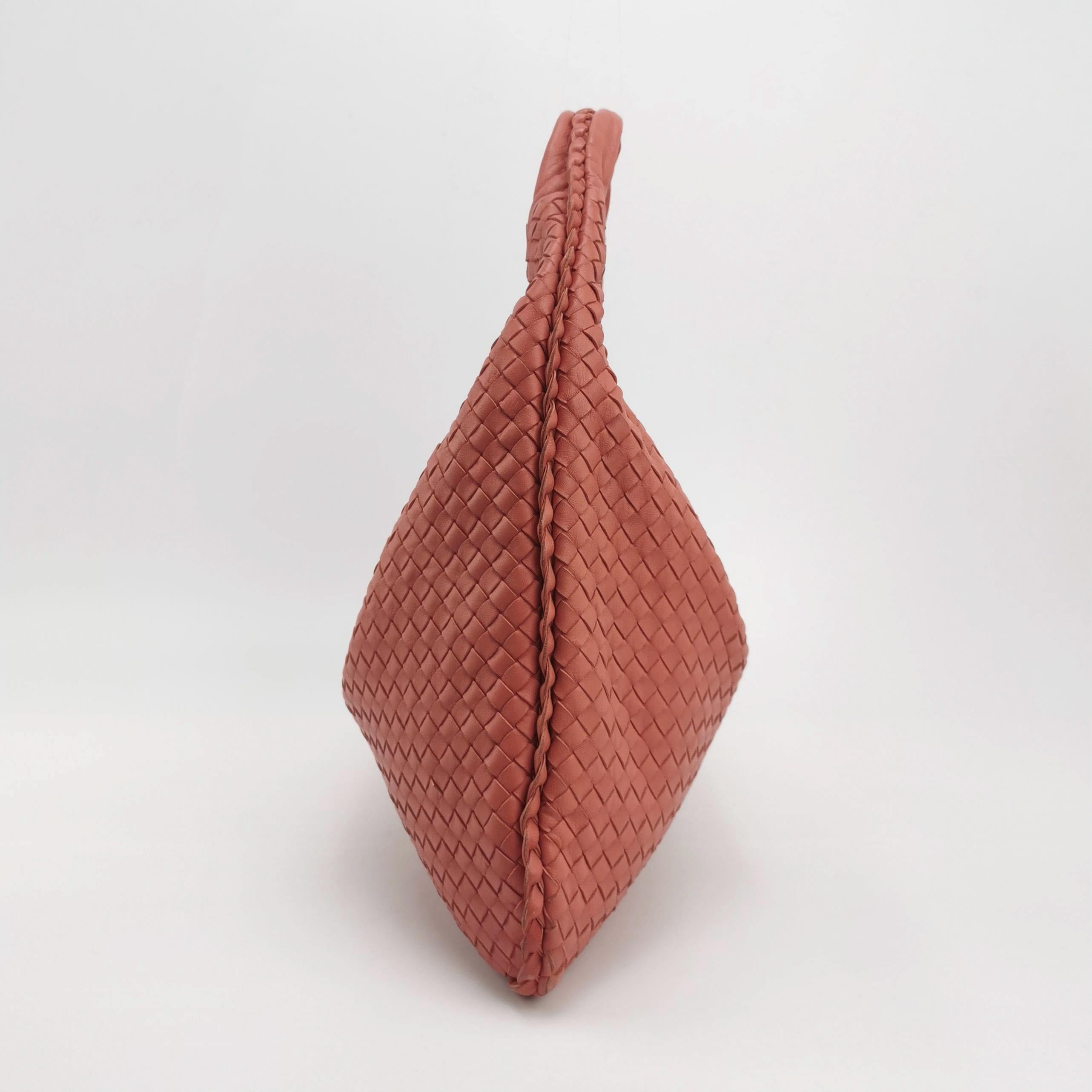 Bottega Veneta Hobo Borsa in pelle di agnello Intrecciato Rosa Corallo Media Grande 47cm in vendita 1
