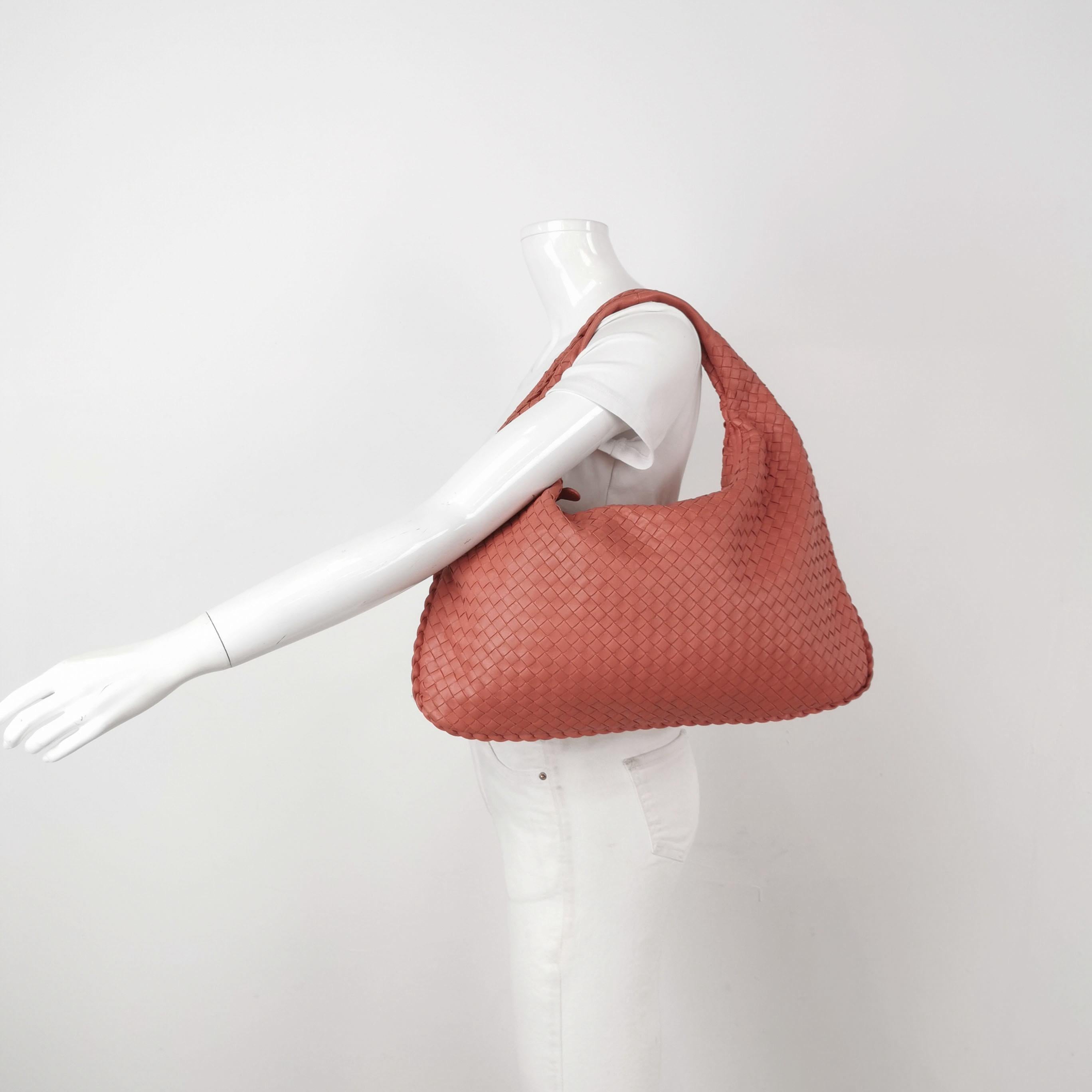 Bottega Veneta Hobo Borsa in pelle di agnello Intrecciato Rosa Corallo Media Grande 47cm in vendita 2