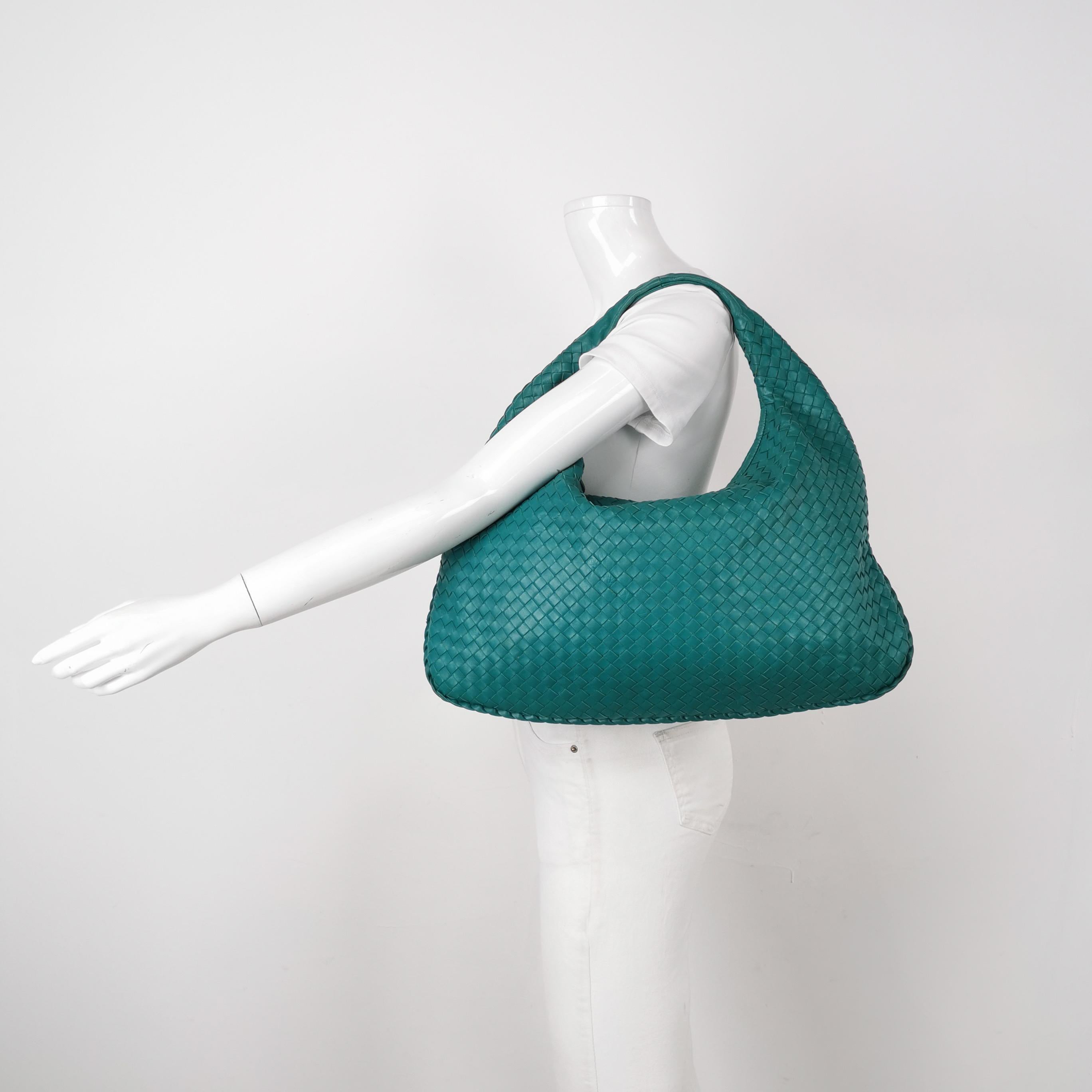 Ce sac Bottega Veneta est une pièce de luxe exceptionnelle, réalisée en cuir d'agneau emblématique avec le tissage Intrecciato immédiatement reconnaissable. Ce sac est suffisamment spacieux pour contenir tous vos essentiels, c'est l'accessoire