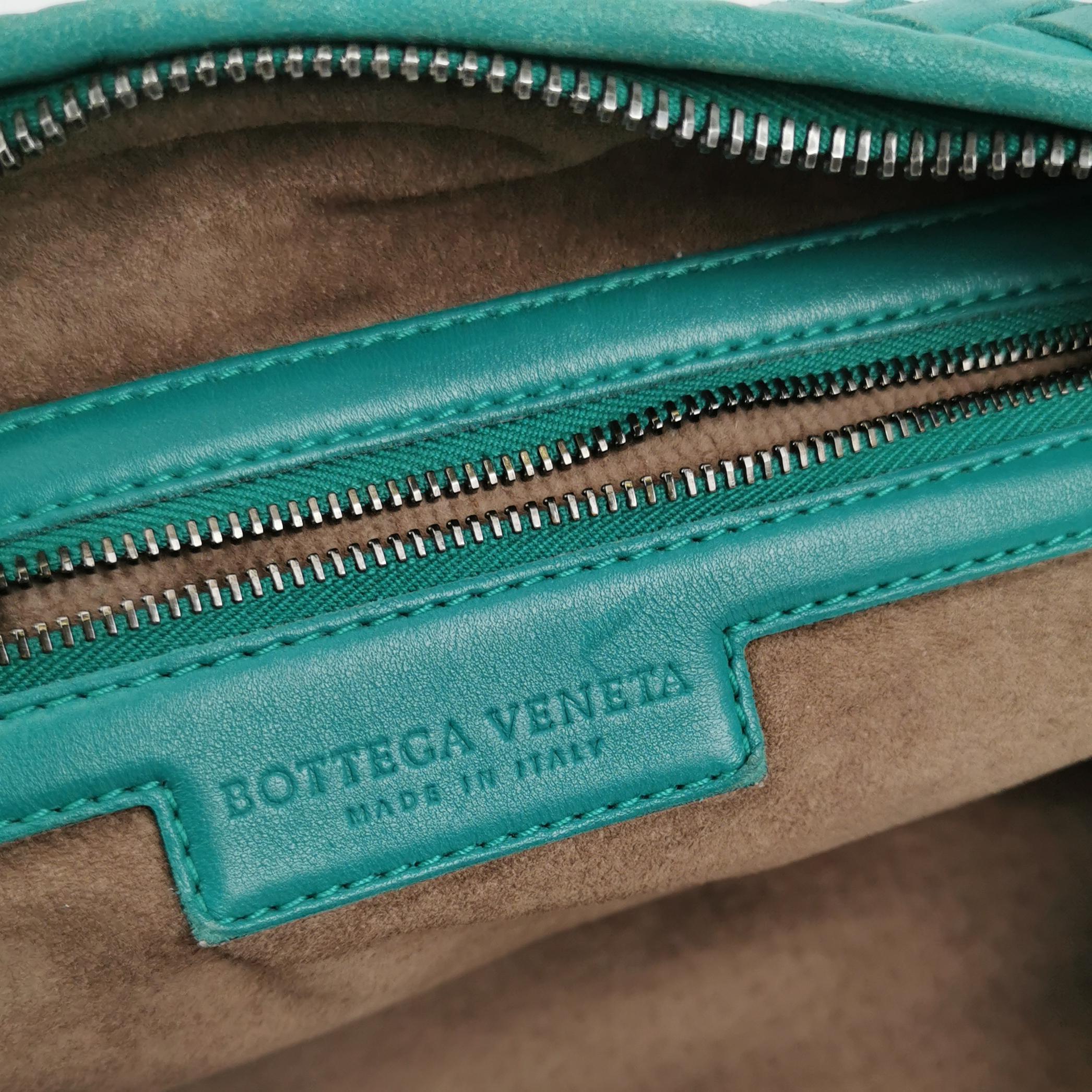Bottega Veneta Hobo Bag Lambskin Intrecciato Teal Green Medium Large 47cm Bon état - En vente à AUBERVILLIERS, FR
