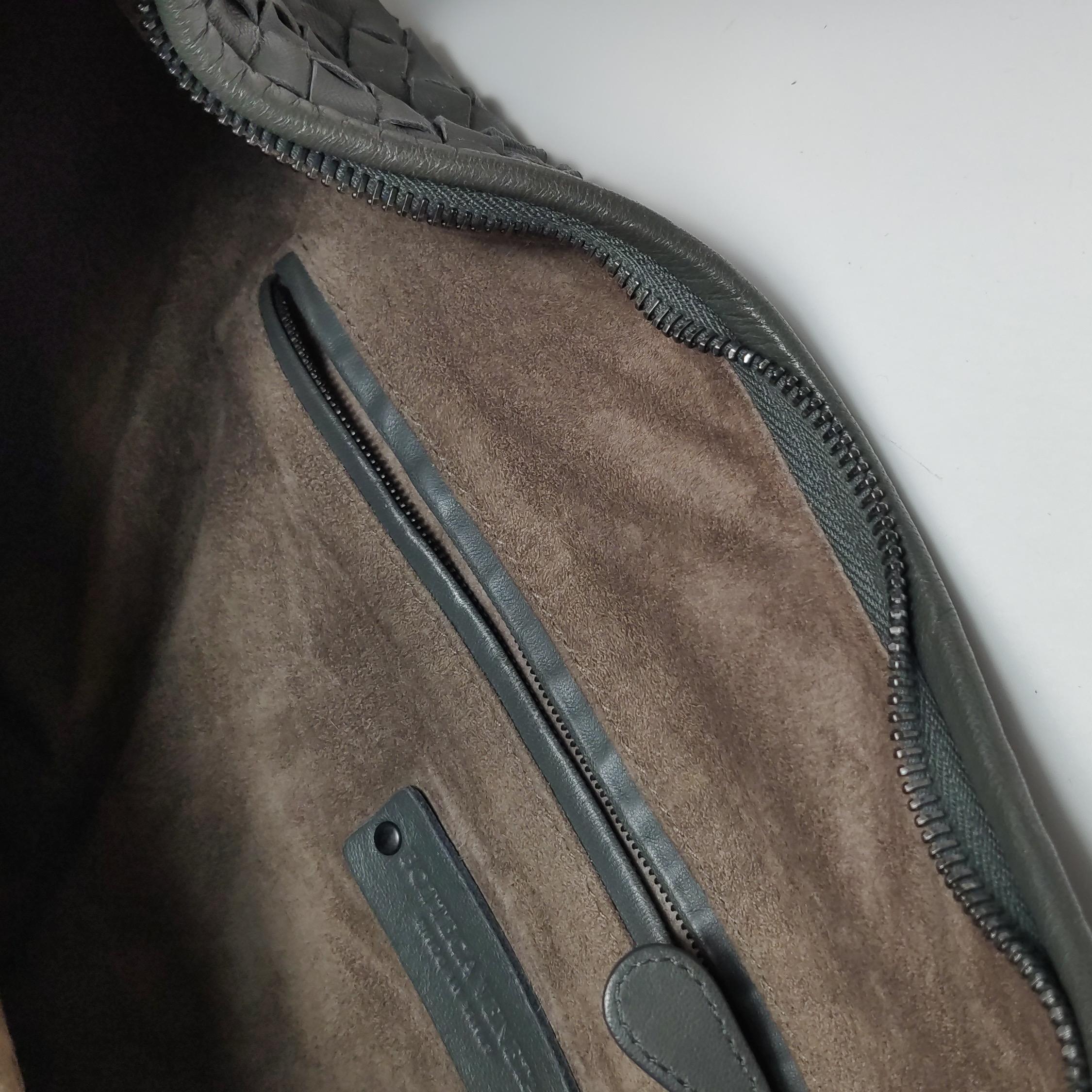 Bottega Veneta Hobo Tasche aus Lammfell und Leder in Dunkelgrau Groß 47cm im Angebot 5