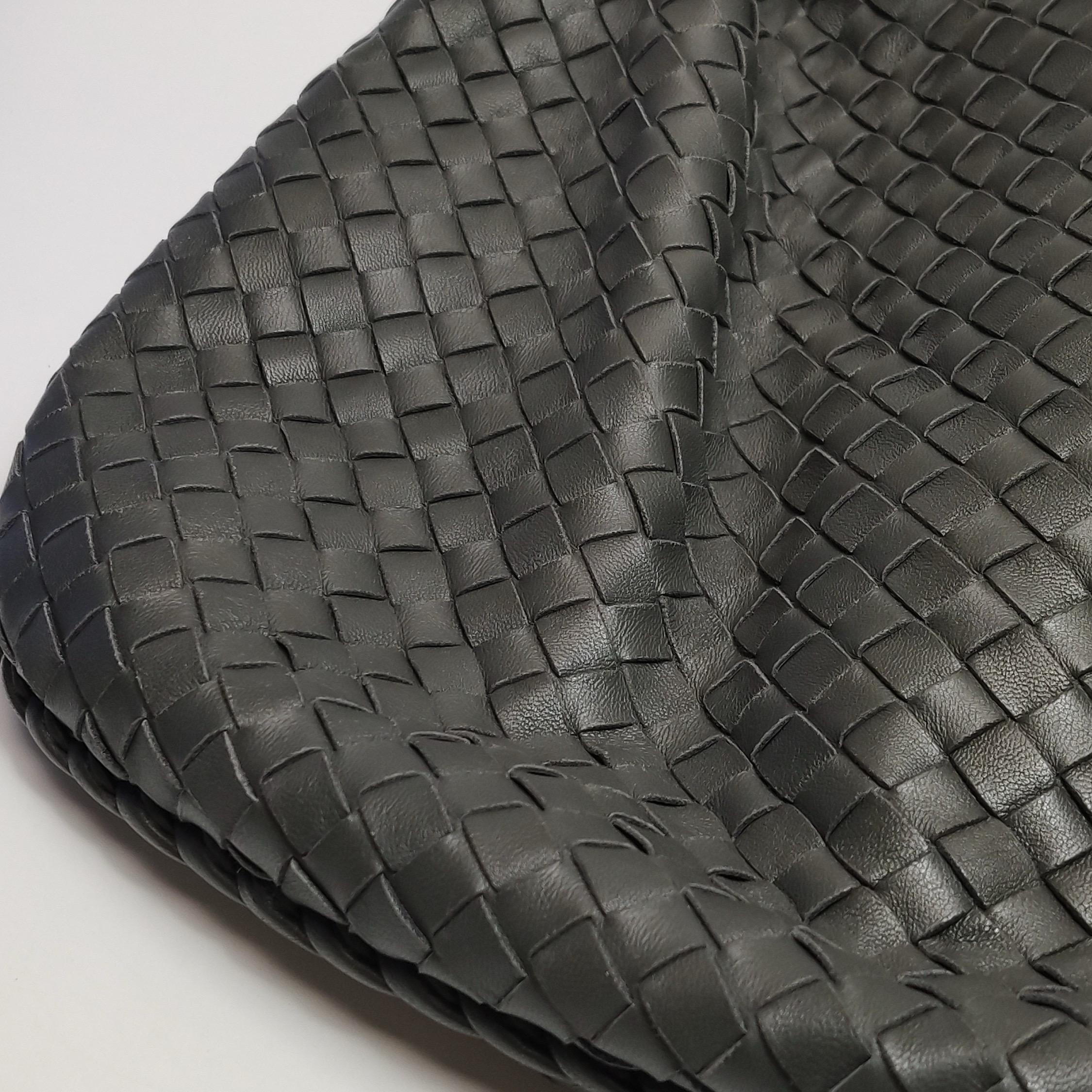 Bottega Veneta Hobo Tasche aus Lammfell und Leder in Dunkelgrau Groß 47cm im Angebot 8