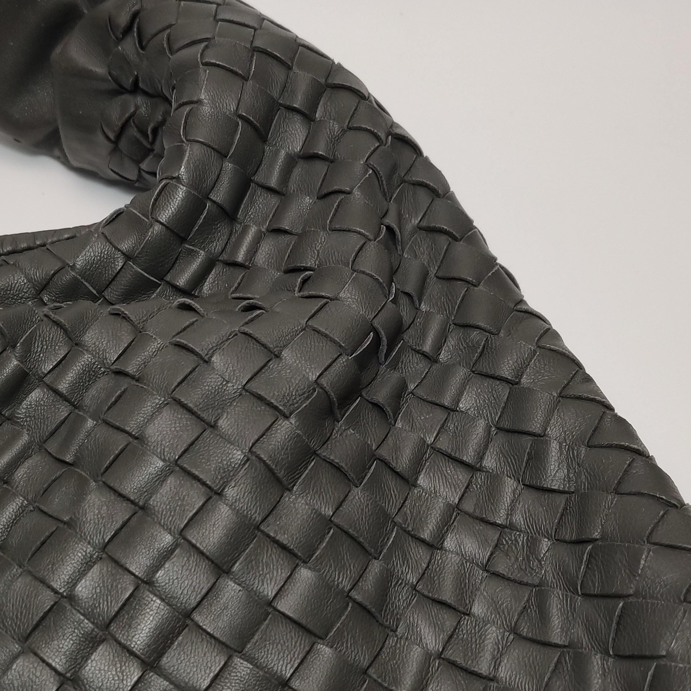 Bottega Veneta Hobo Tasche aus Lammfell und Leder in Dunkelgrau Groß 47cm im Angebot 11