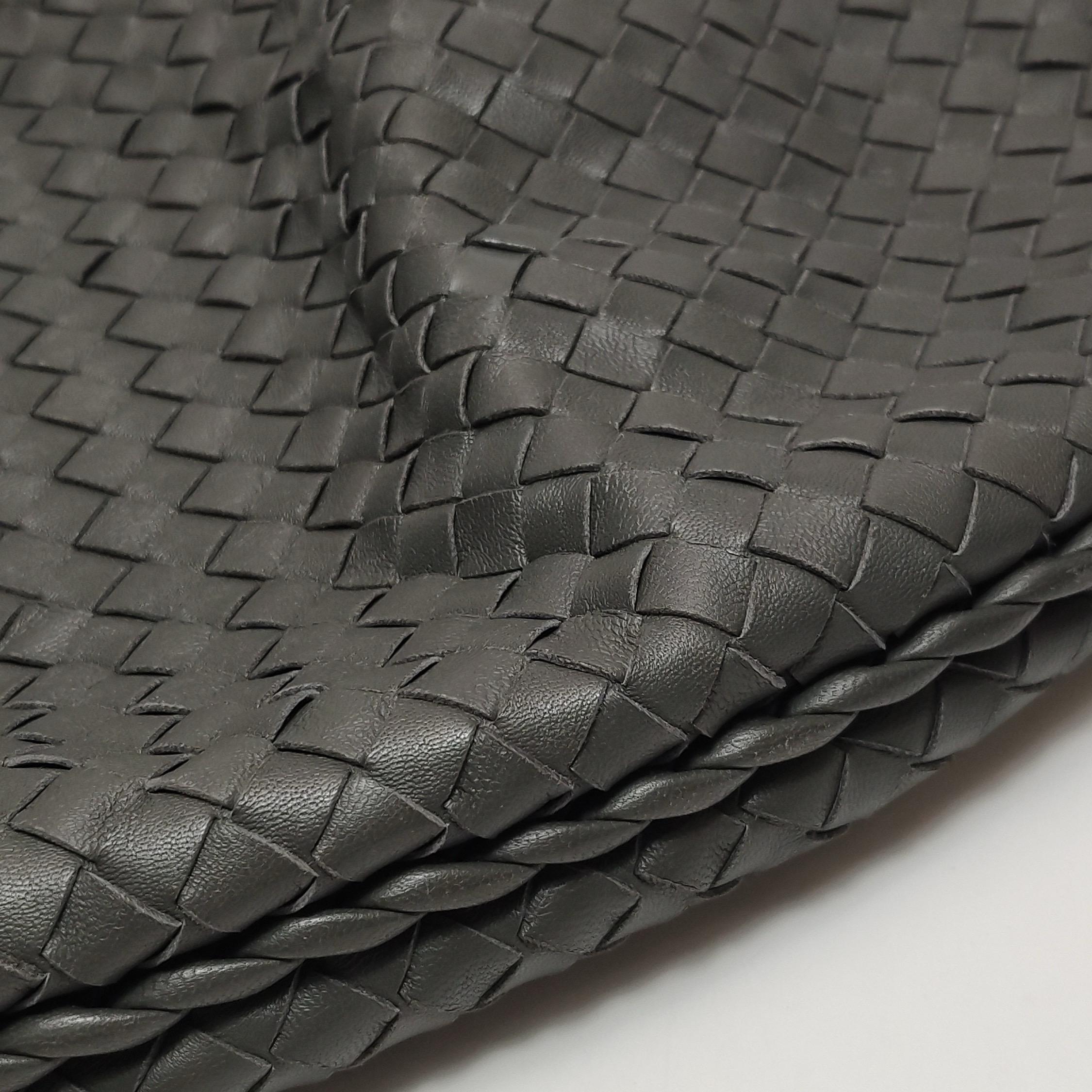 Bottega Veneta Hobo Tasche aus Lammfell und Leder in Dunkelgrau Groß 47cm im Angebot 14