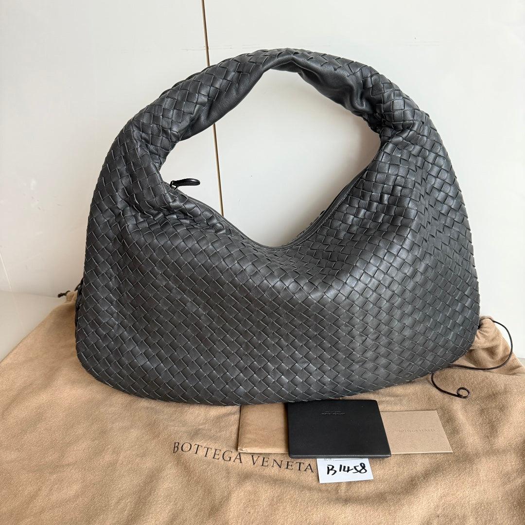 Bottega Veneta Bolso Hobo Piel de cordero Gris Oscuro Grande 47cm
 Estas son fotos profesionales de la bolsa real.
 Experimenta el lujo supremo con este Bolso Hobo Grande de Bottega Veneta en lujosa piel de cordero. Con el emblemático tejido