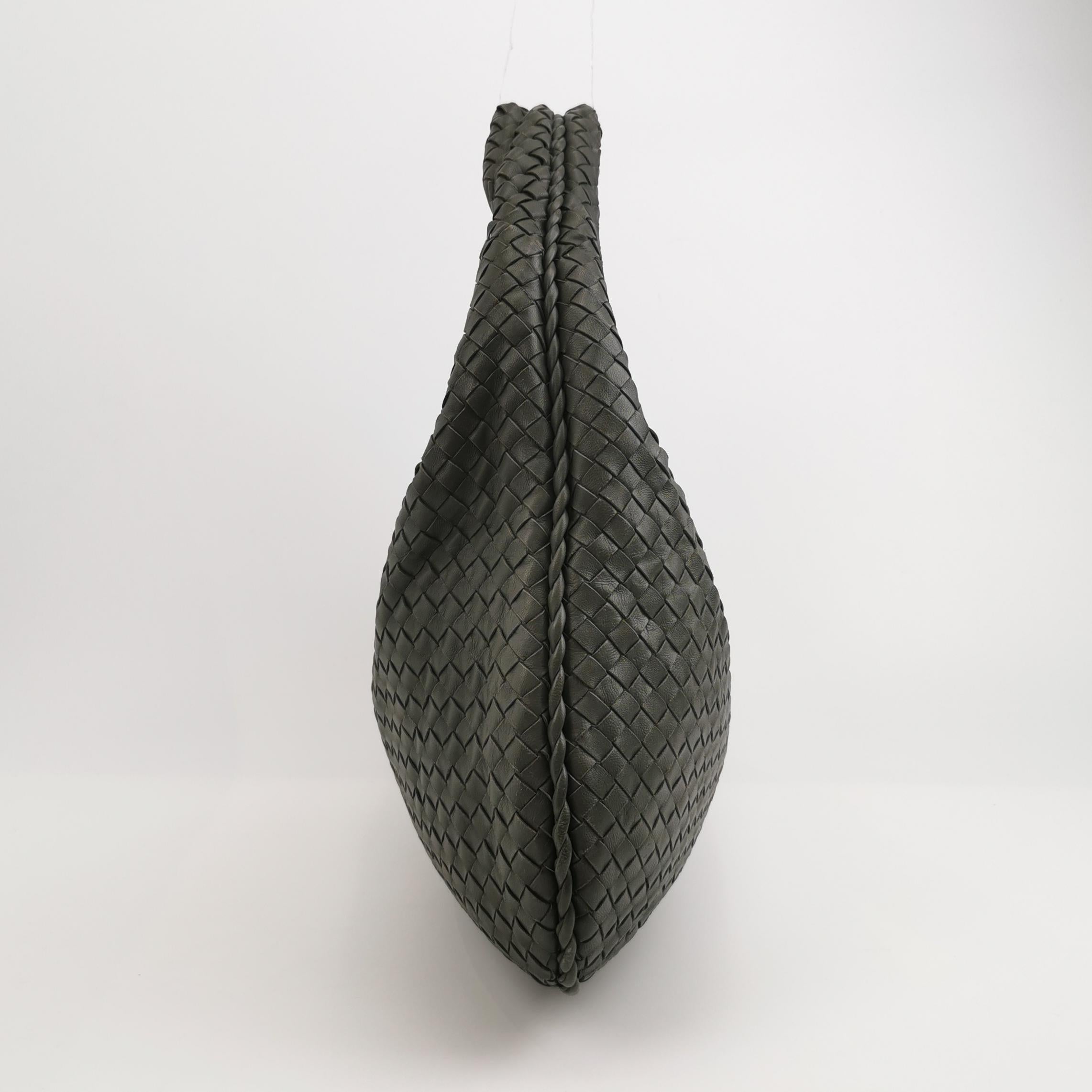 Bottega Veneta Hobo Tasche aus Lammfell und Leder in Dunkelgrau Groß 47cm
Dies sind professionelle Fotos der tatsächlich von Luxbags angebotenen Tasche.
Erleben Sie ultimativen Luxus mit dieser Bottega Veneta Hobo Bag Large aus luxuriösem Lammleder.