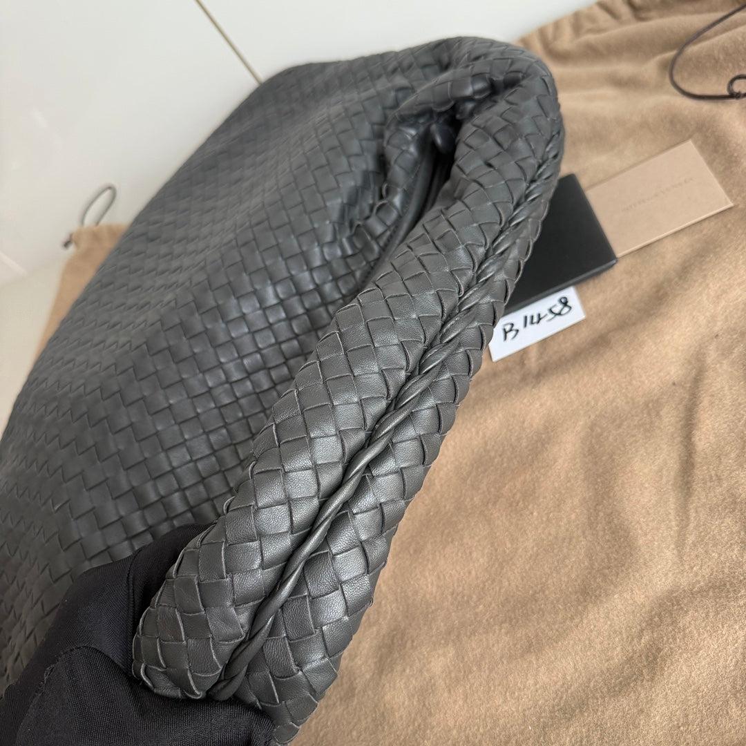 Bottega Veneta Bolso Hobo Piel de cordero Gris Oscuro Grande 47cm en Excelente Estado en AUBERVILLIERS, FR